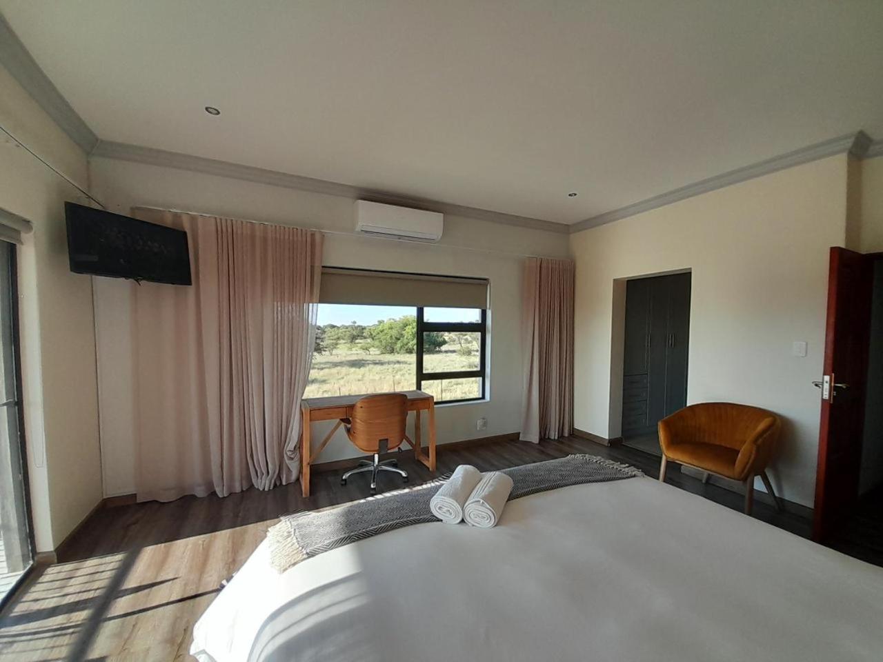Five-Bedroom House - Photo 27