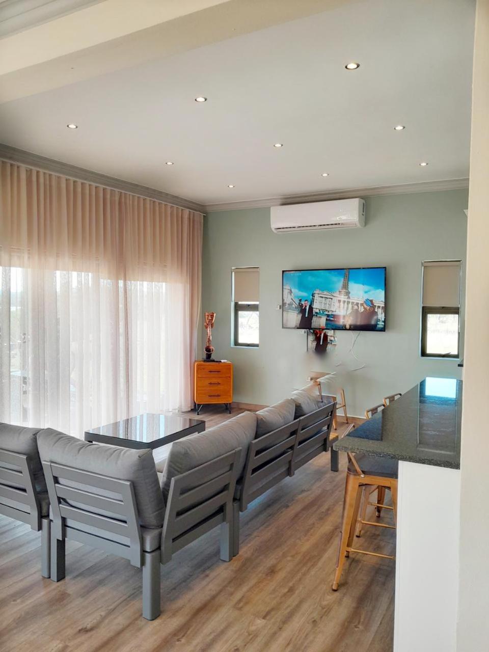 Five-Bedroom House - Photo 6
