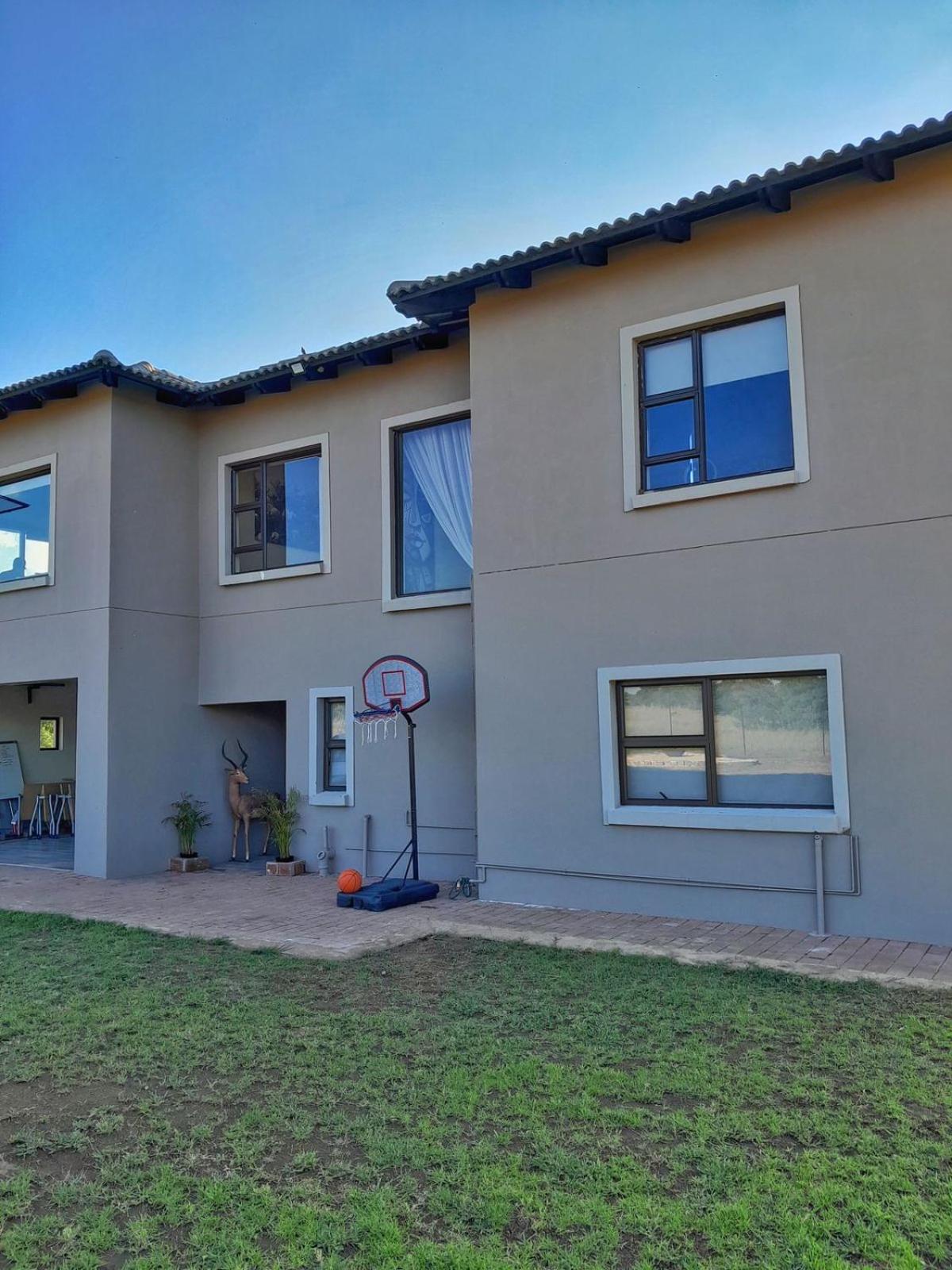 Five-Bedroom House - Photo 9