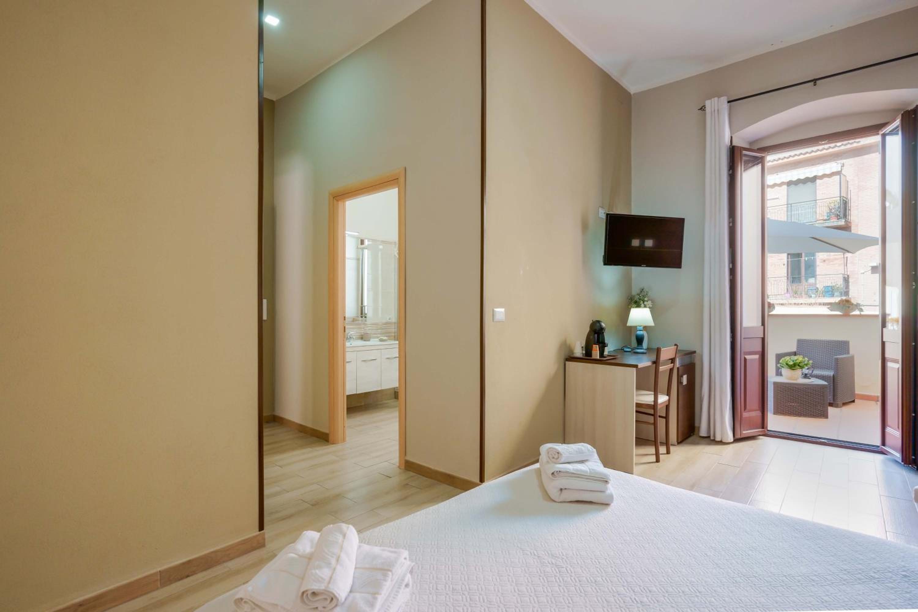 Double Room with Private Bathroom - Photo 8