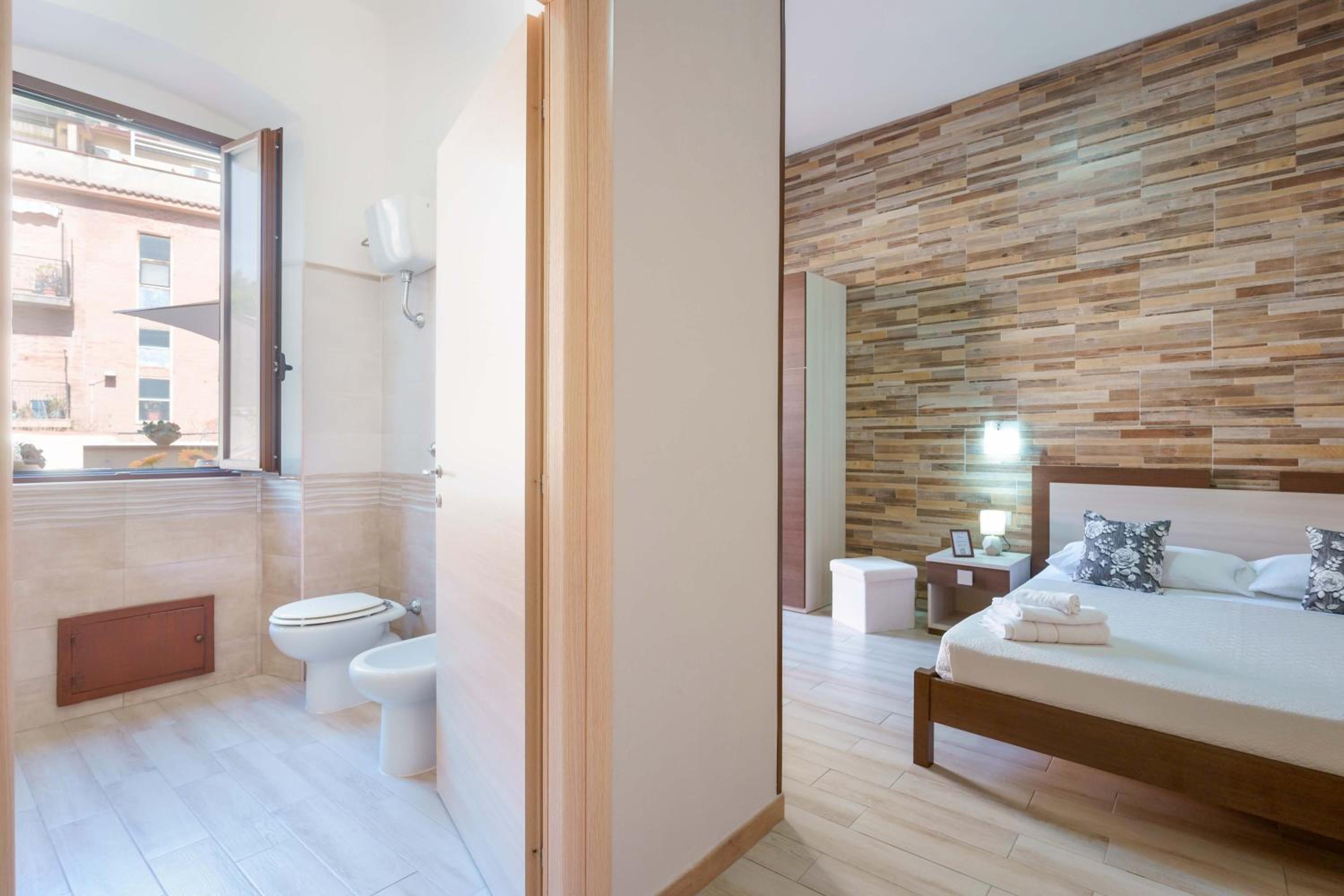 Double Room with Private Bathroom - Photo 6