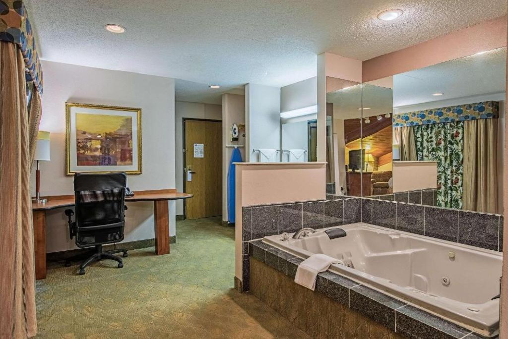Suite With Spa Bath photo 3
