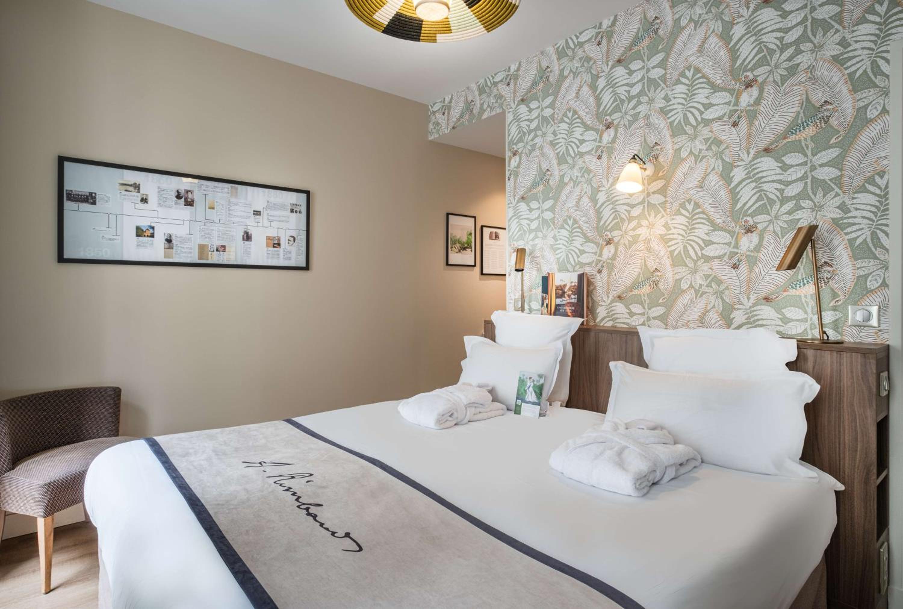Deluxe King Room with Bath Tub - Non-Smoking photo 2
