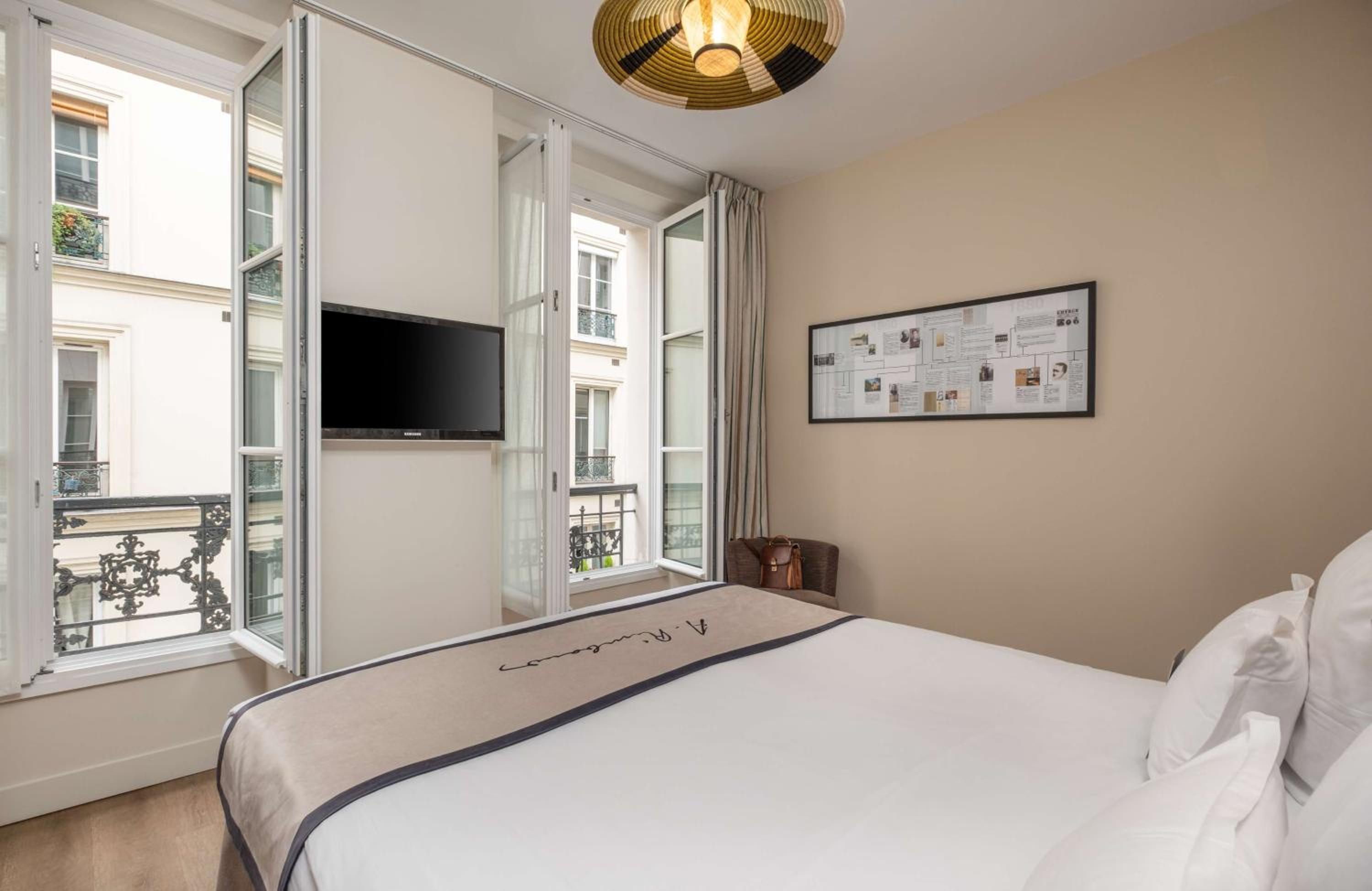 Deluxe King Room with Bath Tub - Non-Smoking photo 1