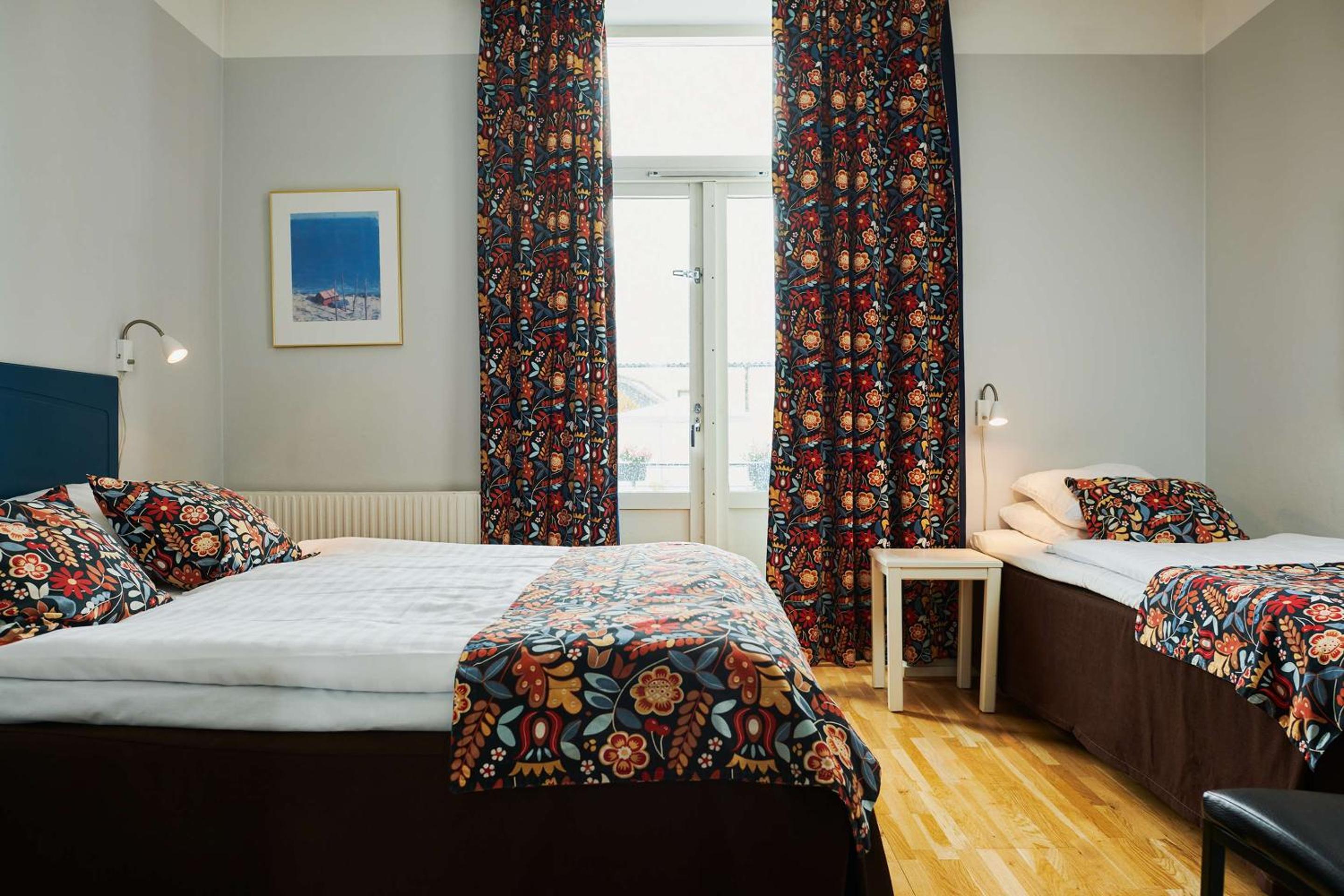 Family Room with One Queen Bed and One Single Bed - Pet Friendly/Non-Smoking - Photo 5