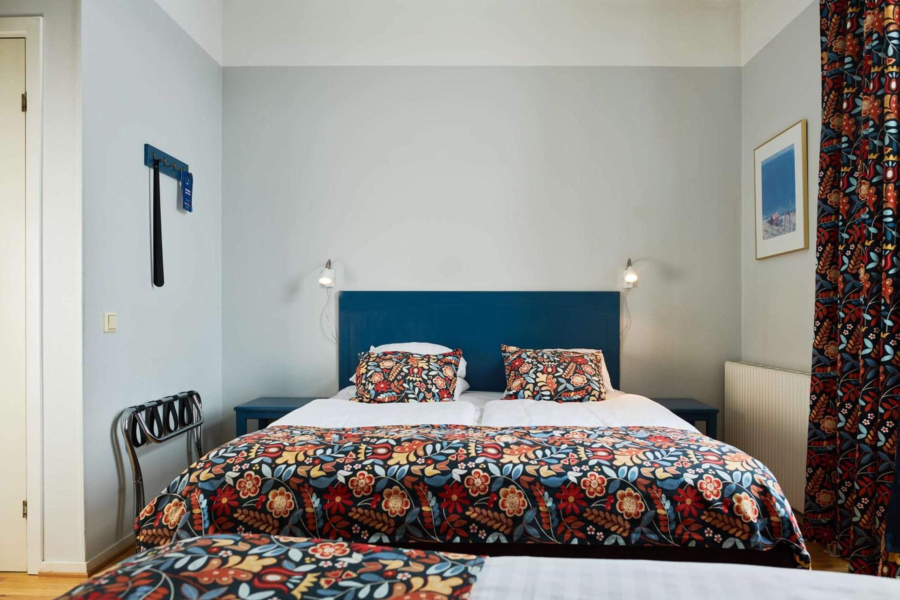 Family Room with One Queen Bed and One Single Bed - Pet Friendly/Non-Smoking - Photo 4
