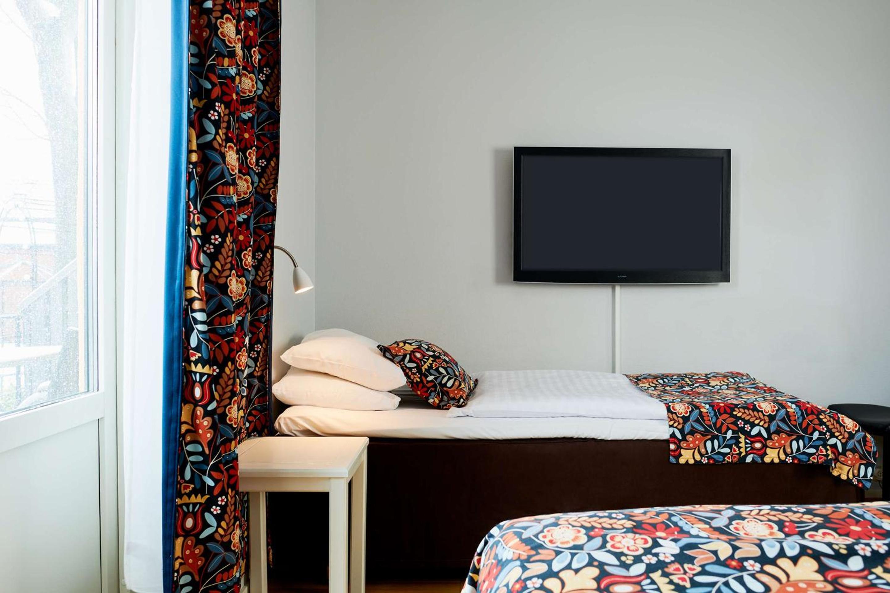 Family Room with One Queen Bed and One Single Bed - Pet Friendly/Non-Smoking - Photo 3