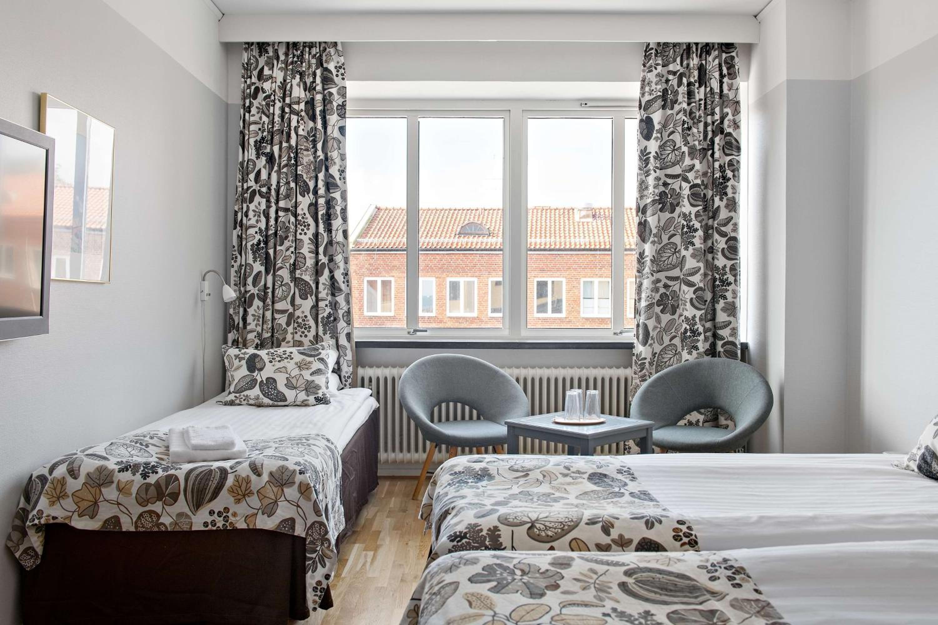 Family Room with Three Single Beds - Non-Smoking - Photo 3