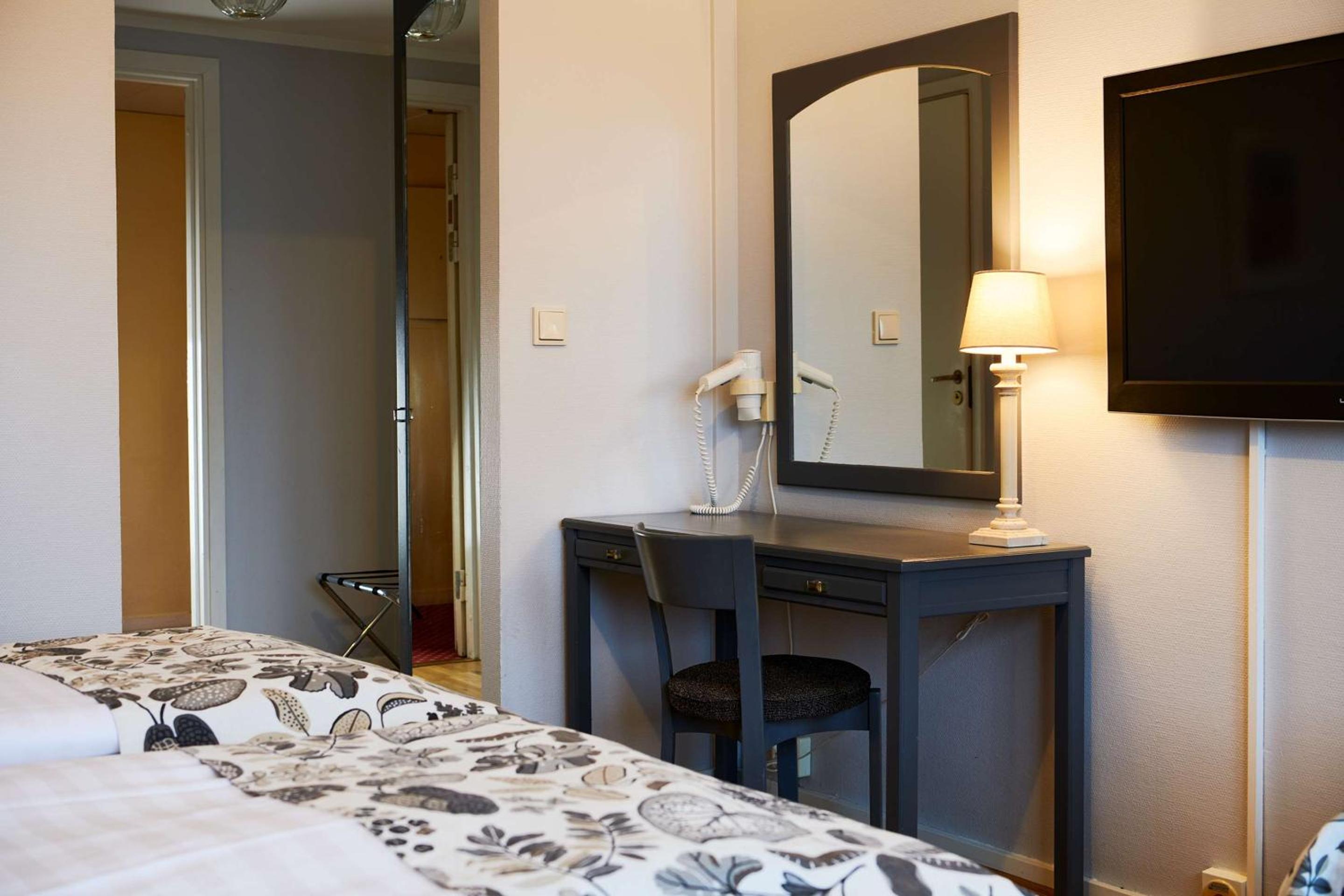 Family Room with Three Single Beds - Non-Smoking - Photo 1