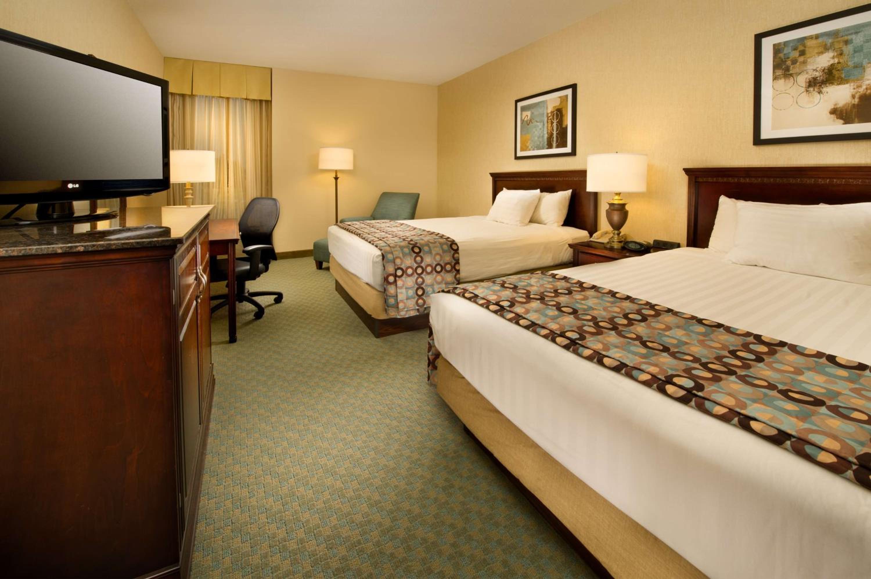 Queen Suite With Sofa Bed - Accessible, Tub photo 3