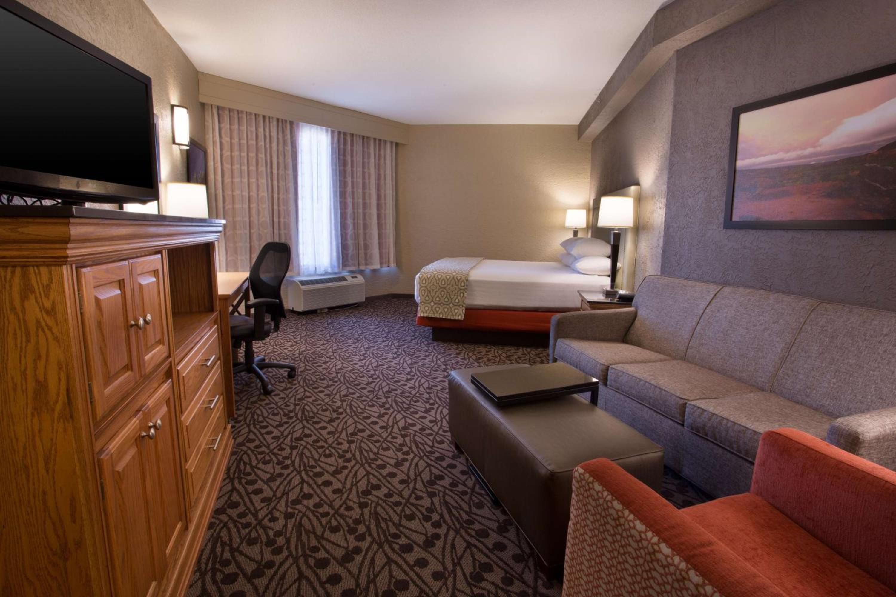 Deluxe King Room with Sofa Bed photo 1