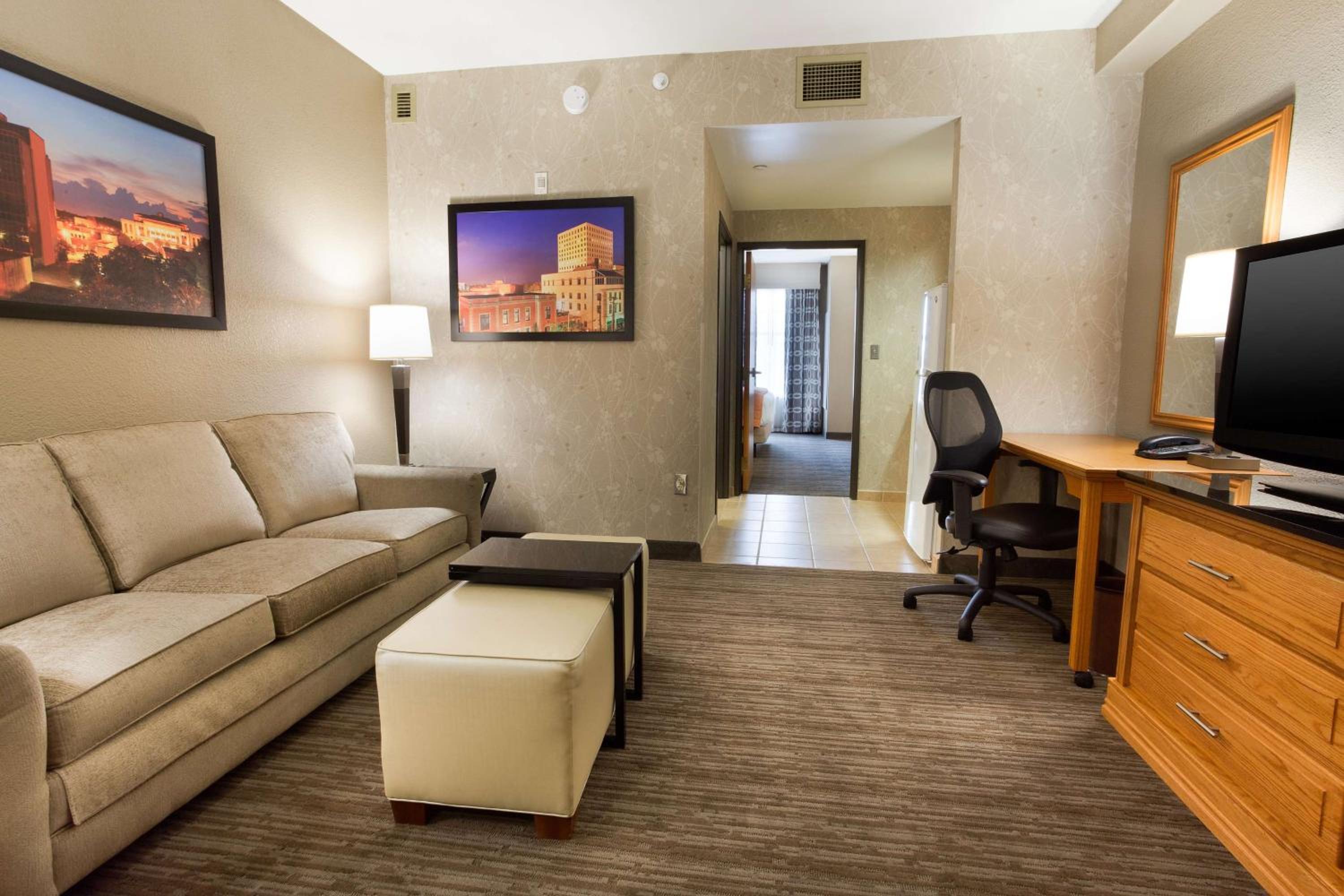 Queen Suite with Sofa Bed - Accessible, Tub