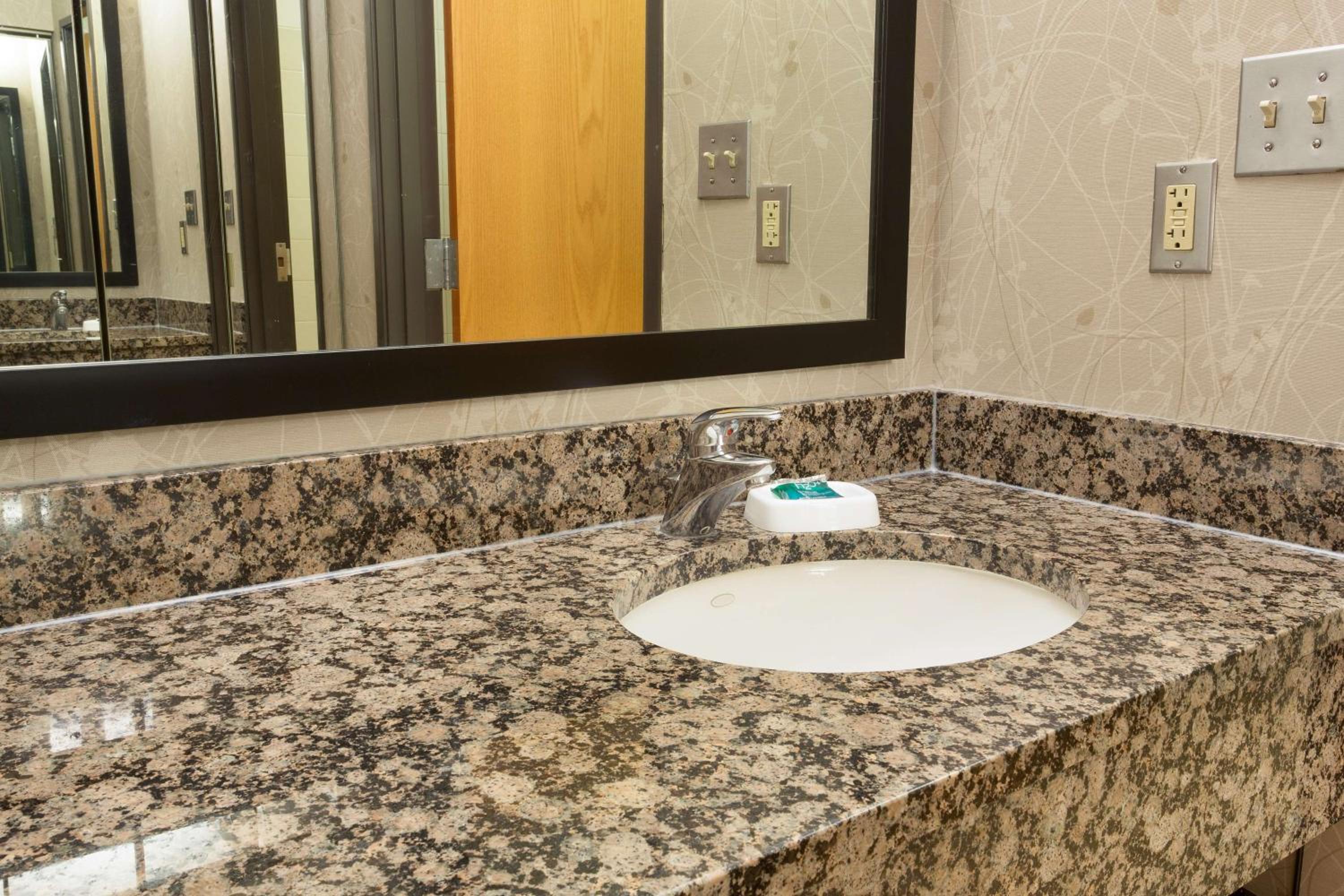 Deluxe Queen Room with Two Queen Beds - Photo 2