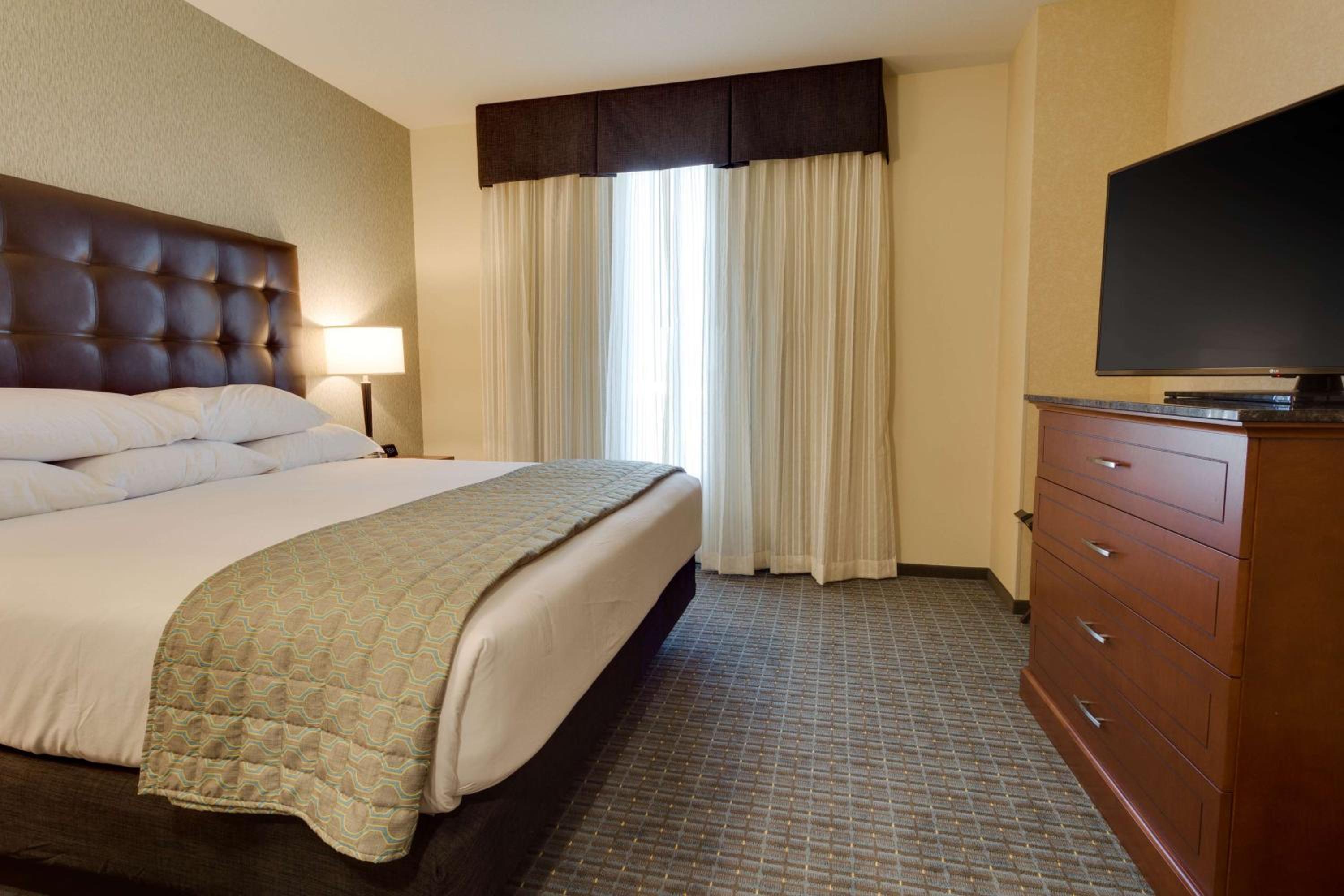 King Suite with Sofa Bed - Hearing Accessible photo 2