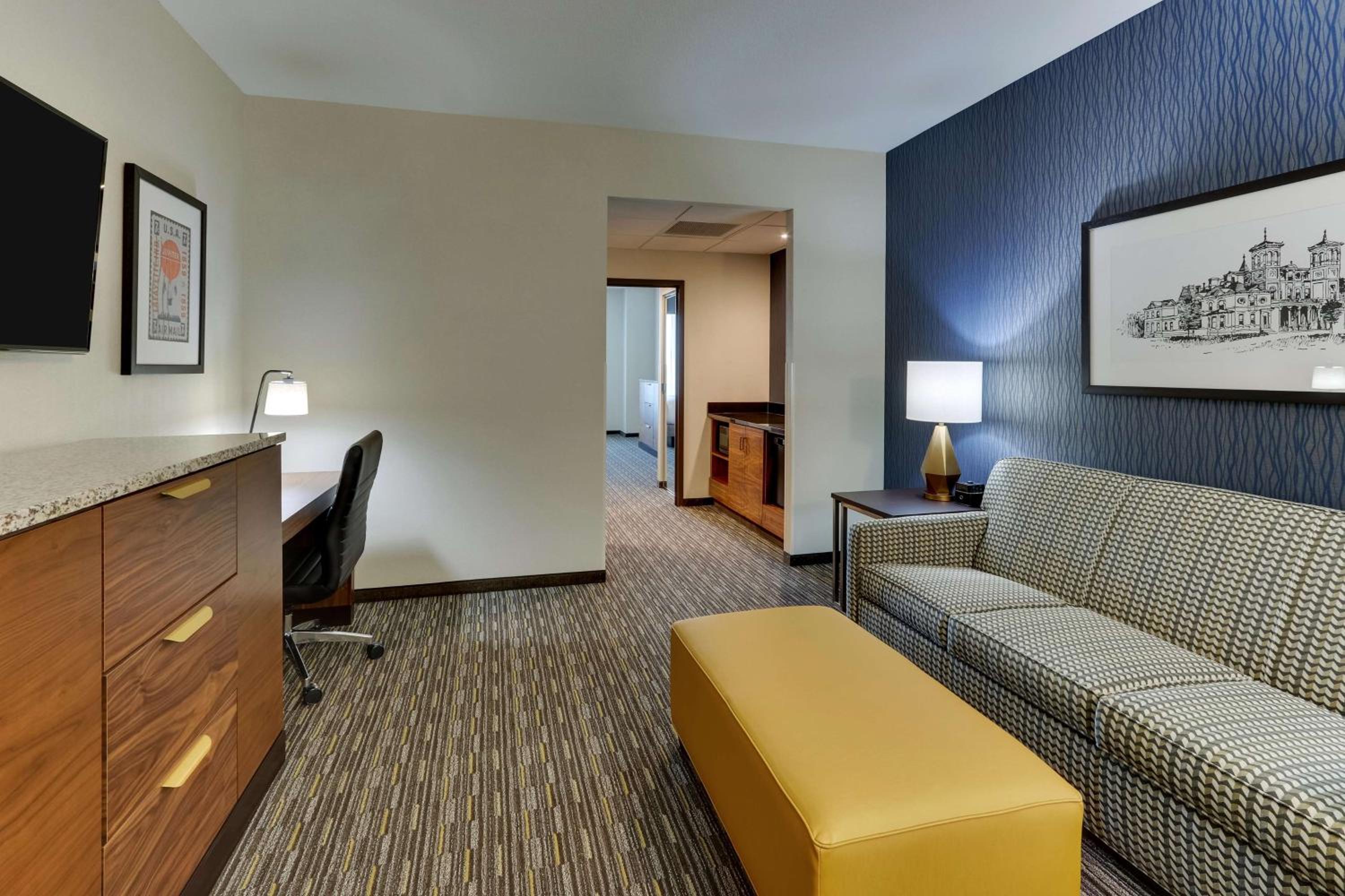 Deluxe Queen Suite