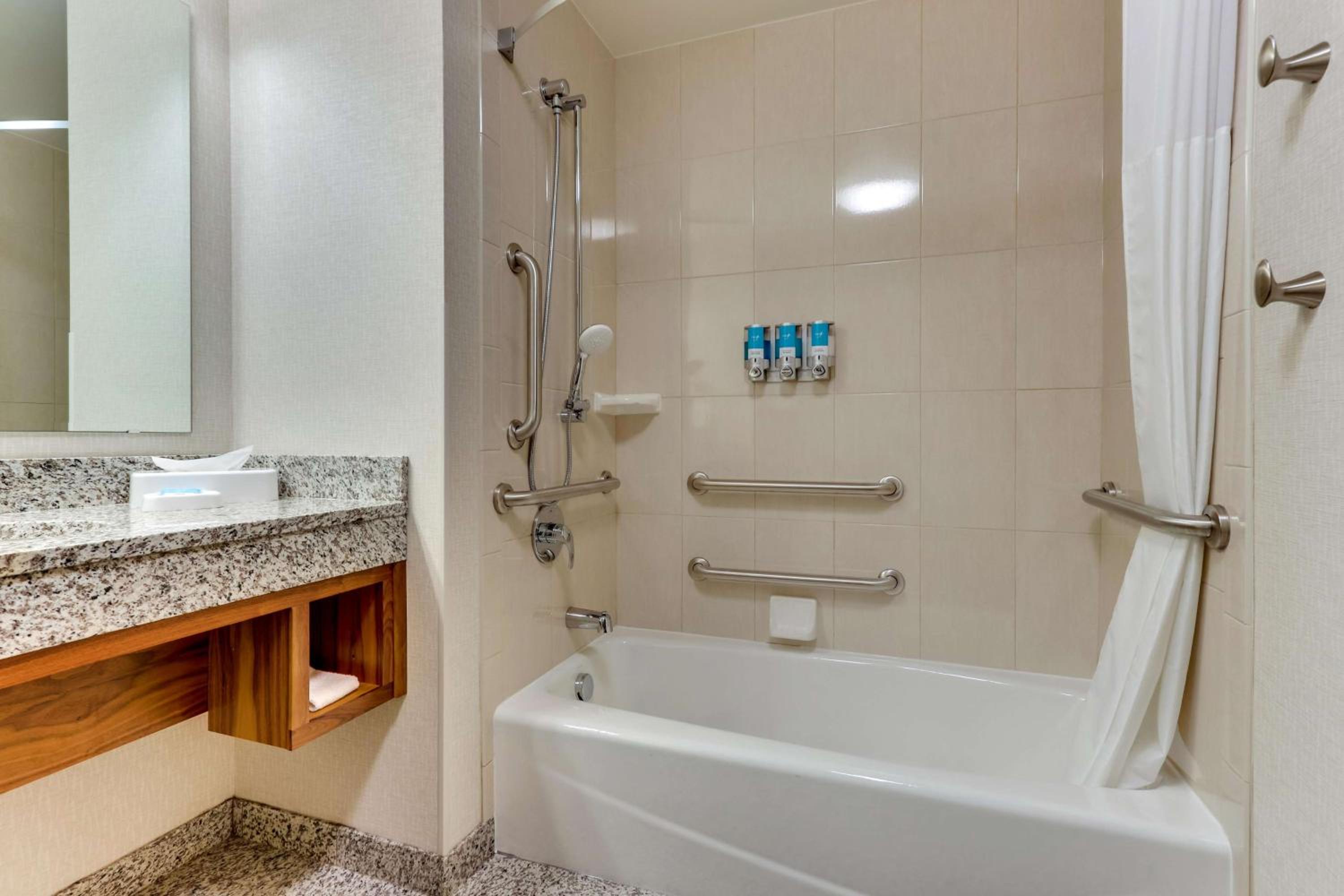 Deluxe Queen Room with Two Queen Beds - Accessible, Tub