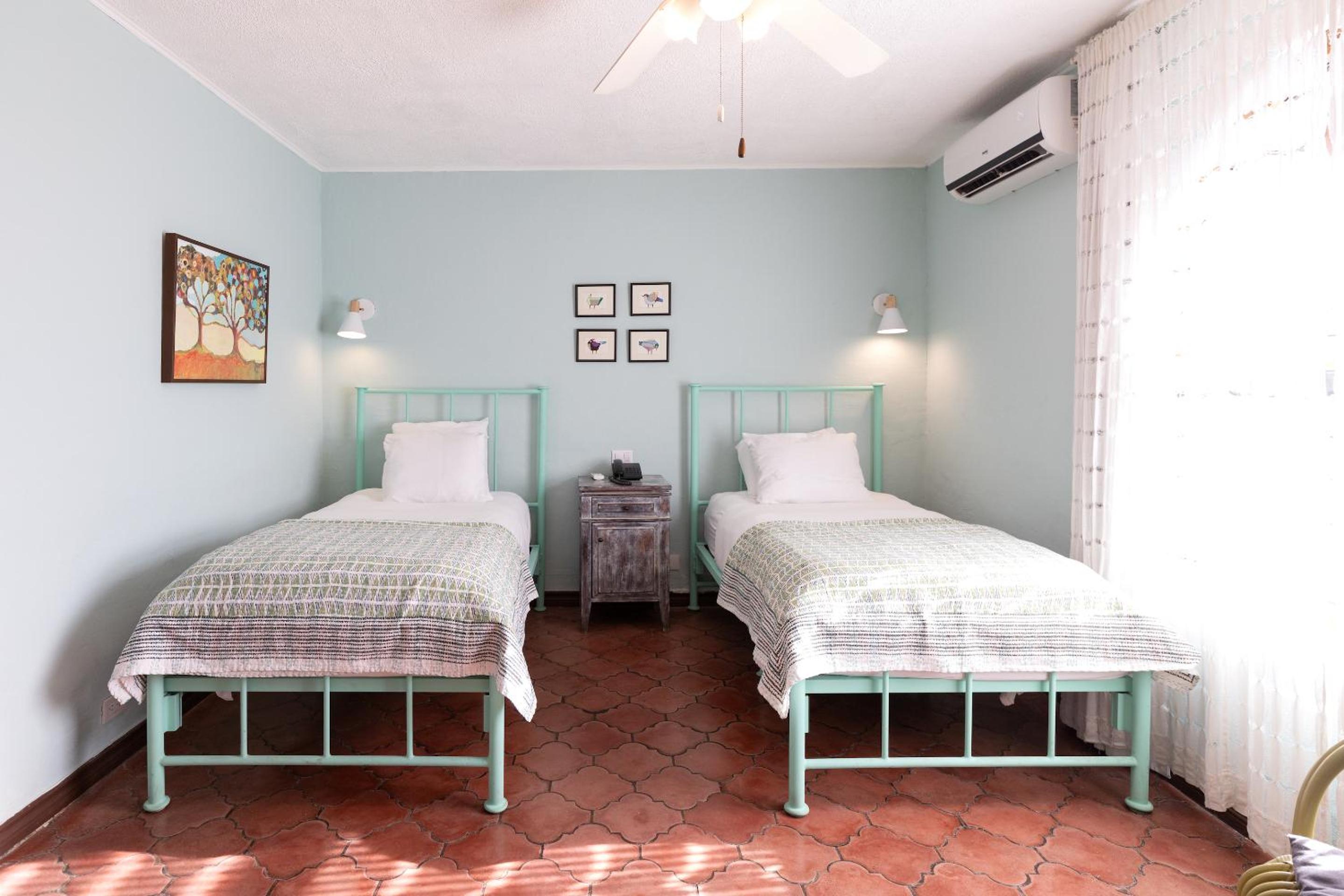 Budget Twin Room - Road Facing photo 1