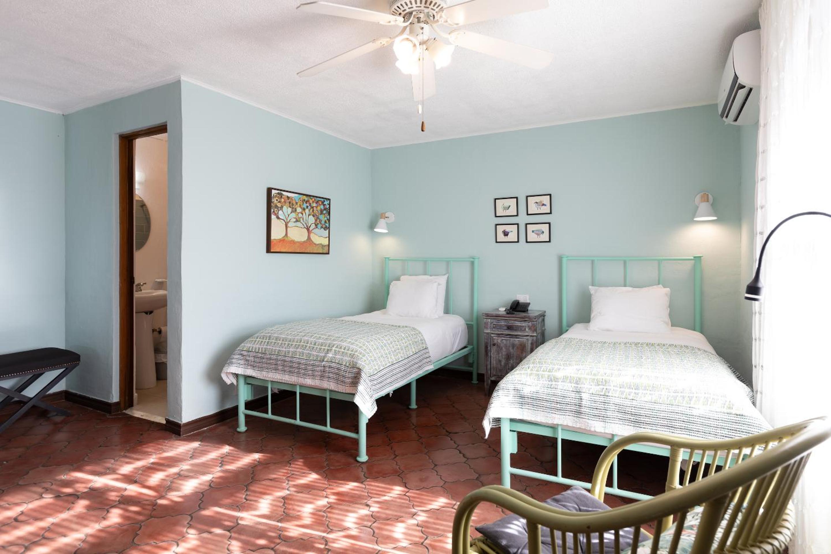 Budget Twin Room - Road Facing photo 2