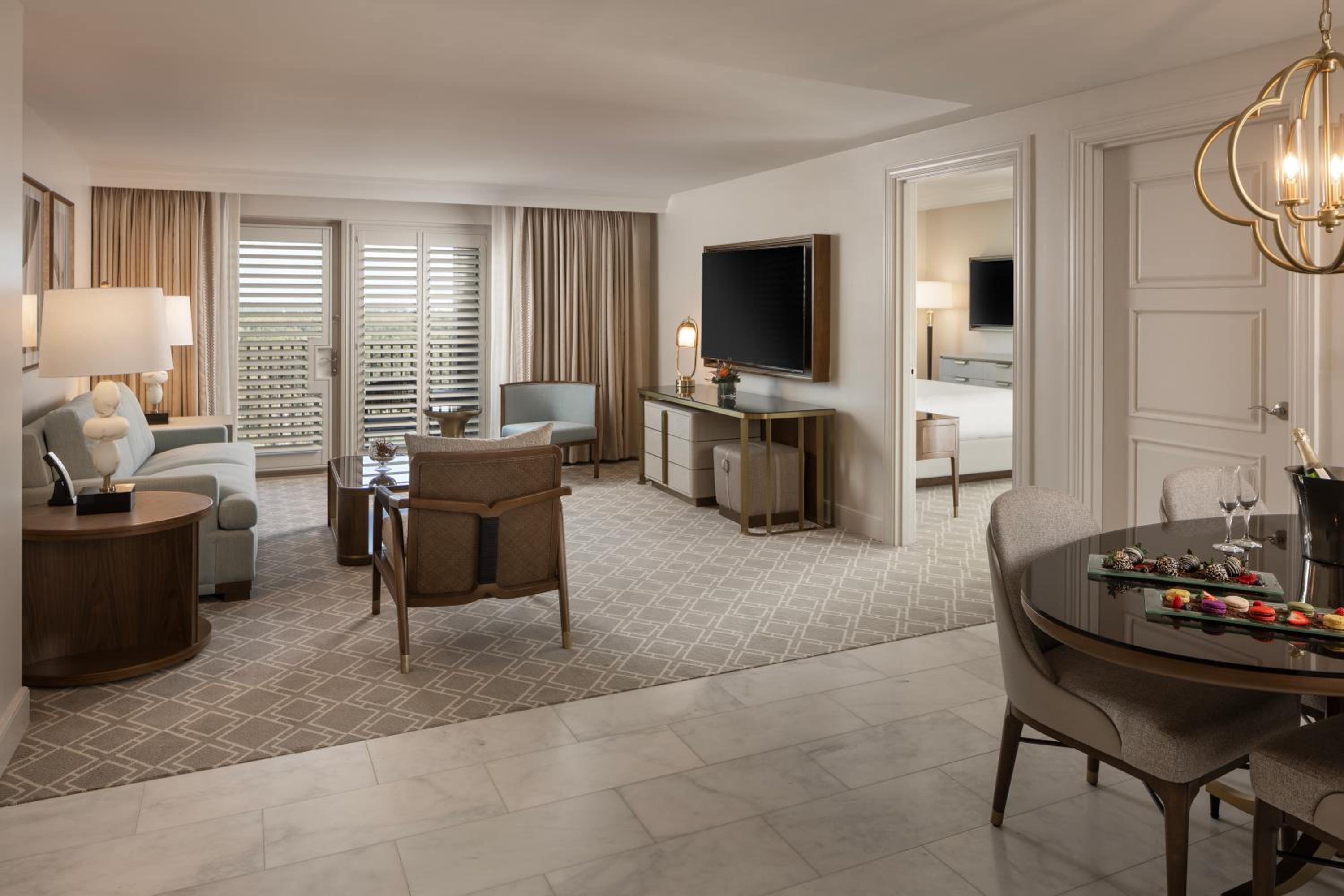 Luxury Family King Suite with Balcony thumbnail 6