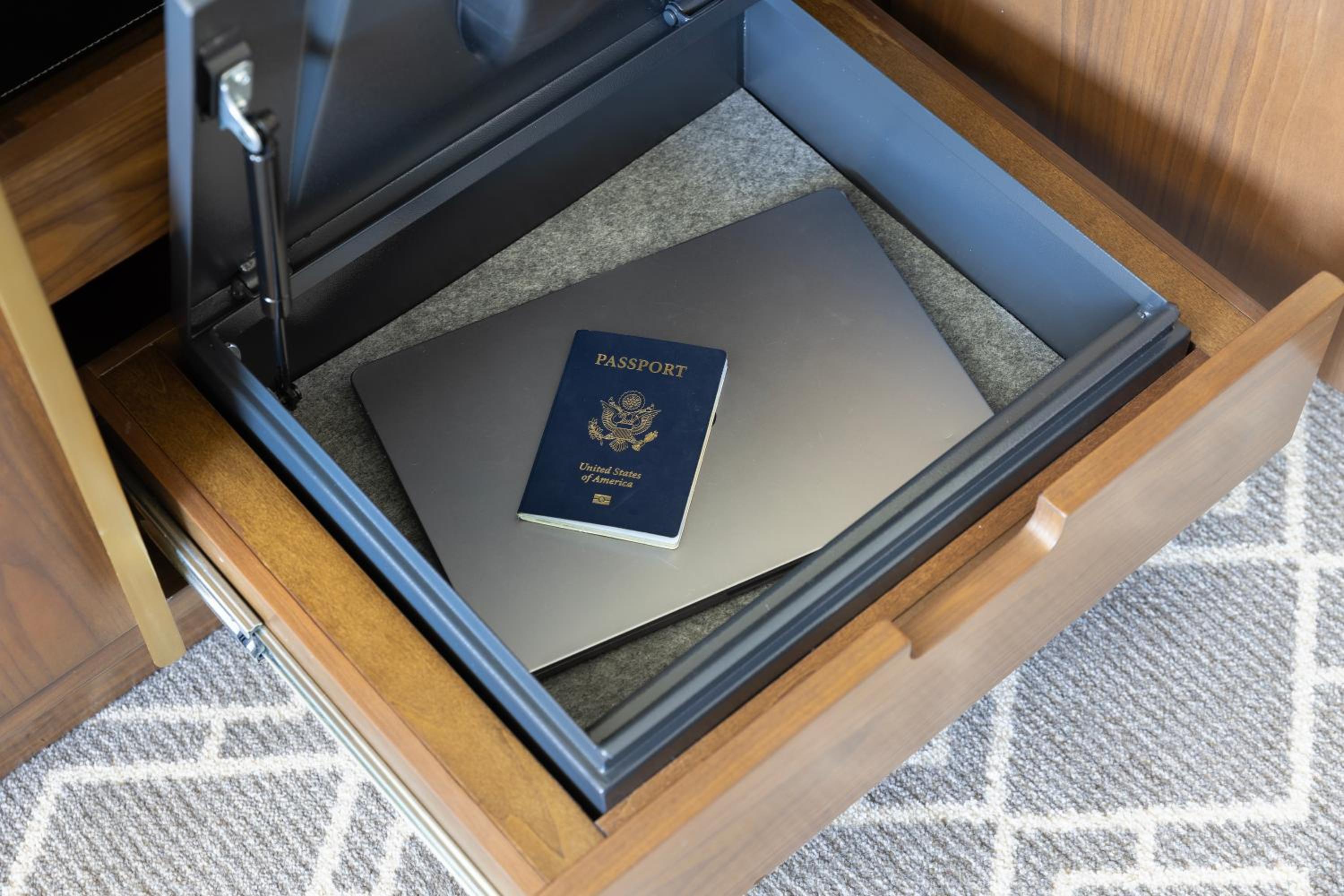 Corner Family Queen Room