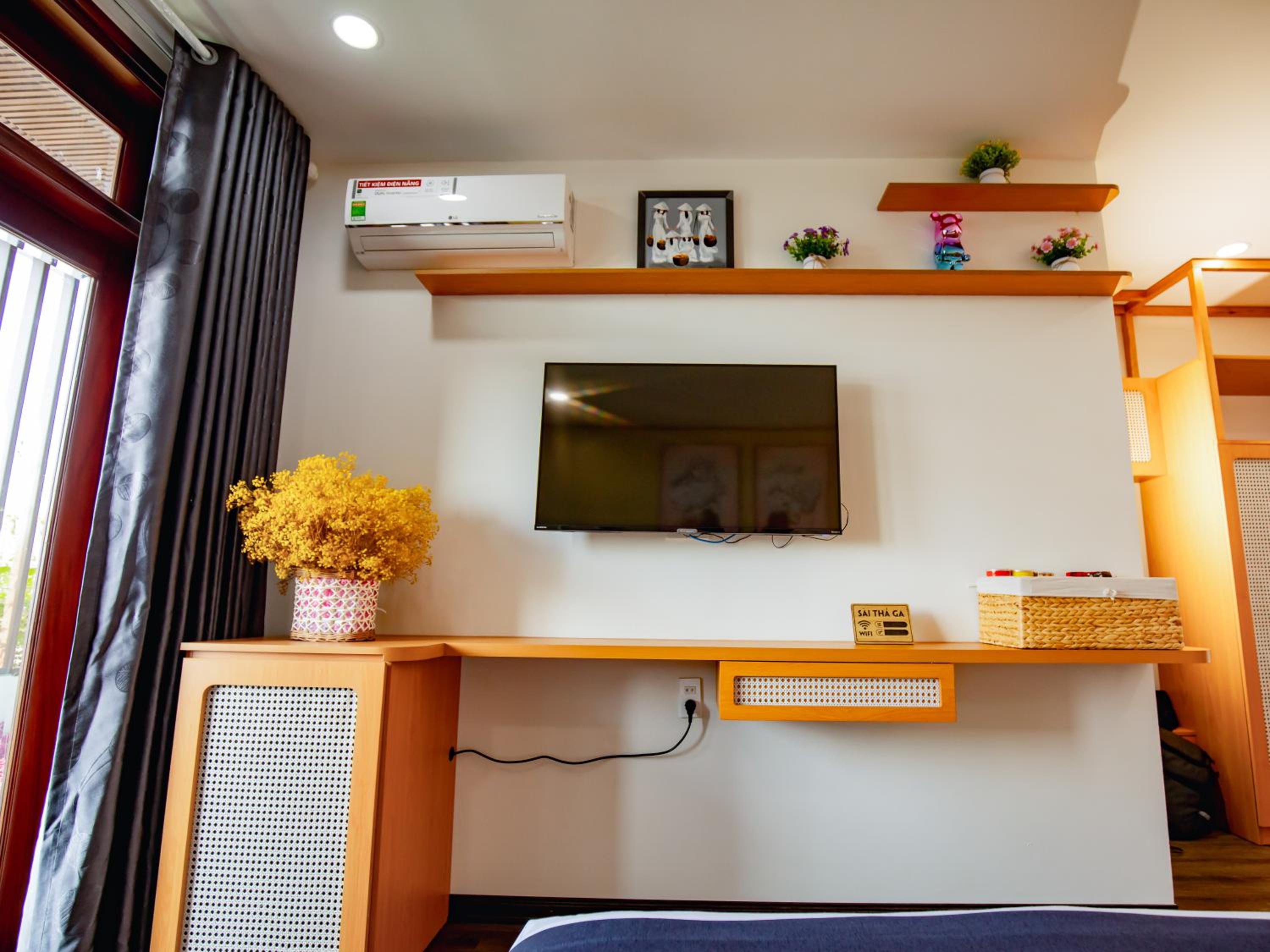Deluxe King Room - Photo 9