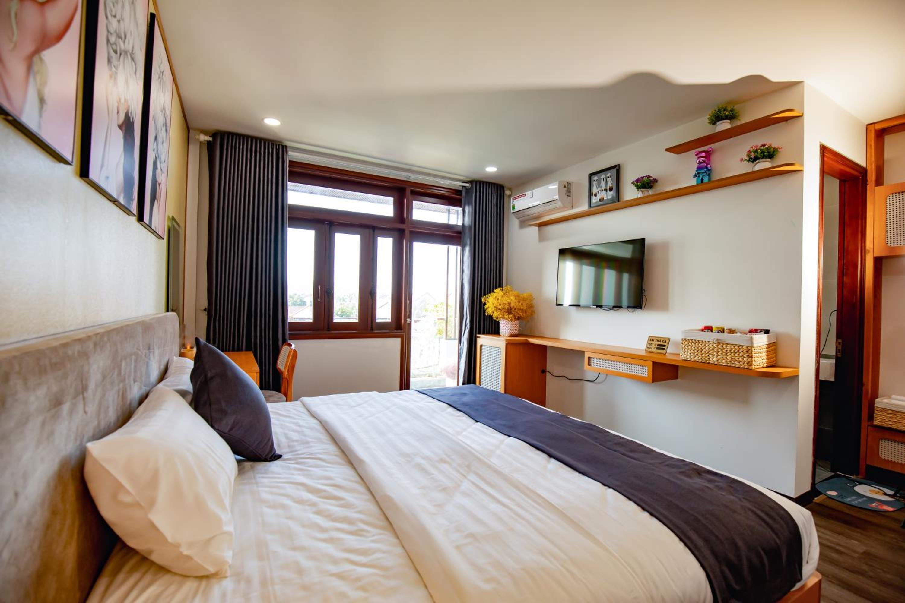 Deluxe King Room - Photo 10