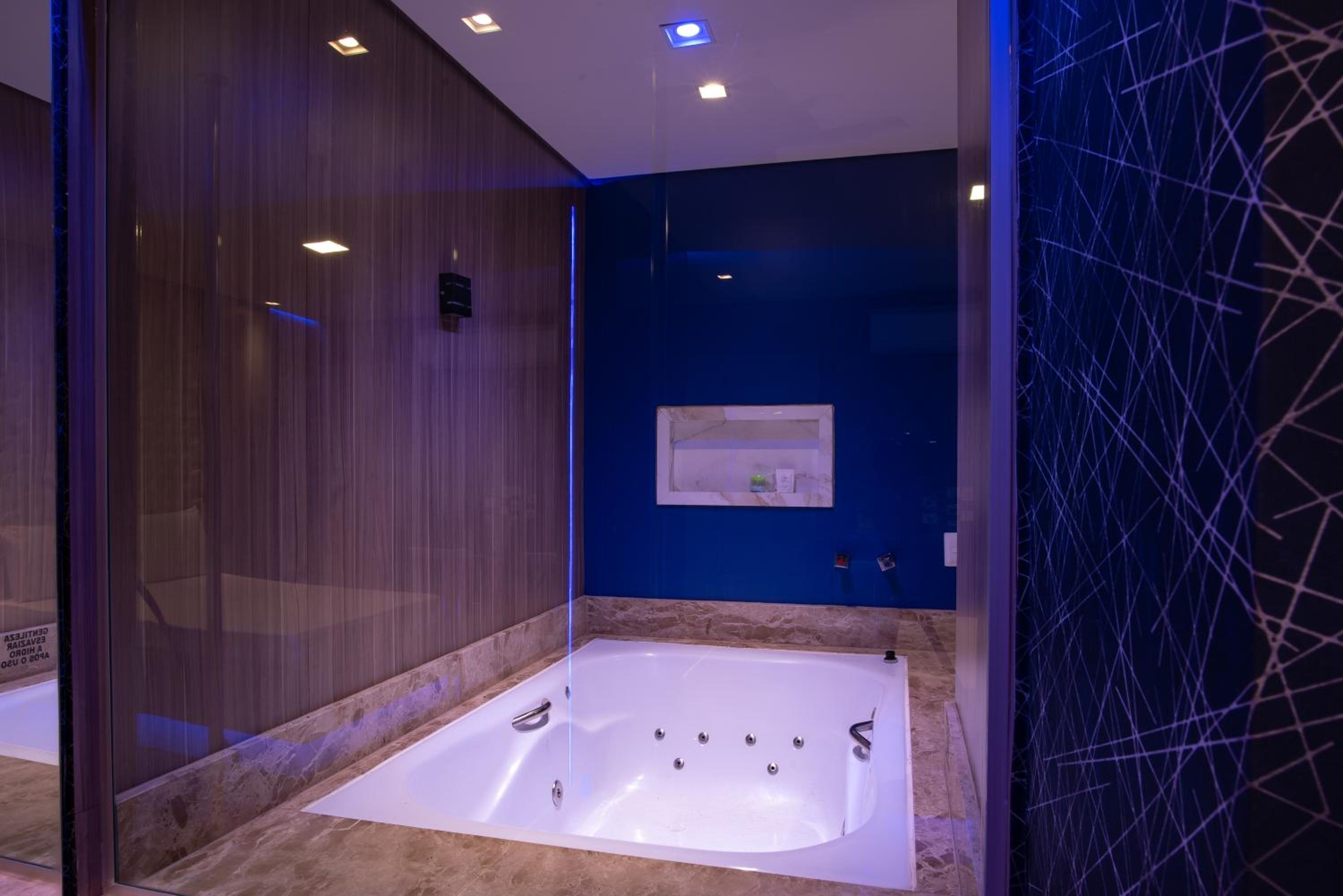 Deluxe Suite with Spa Bath - Photo 43