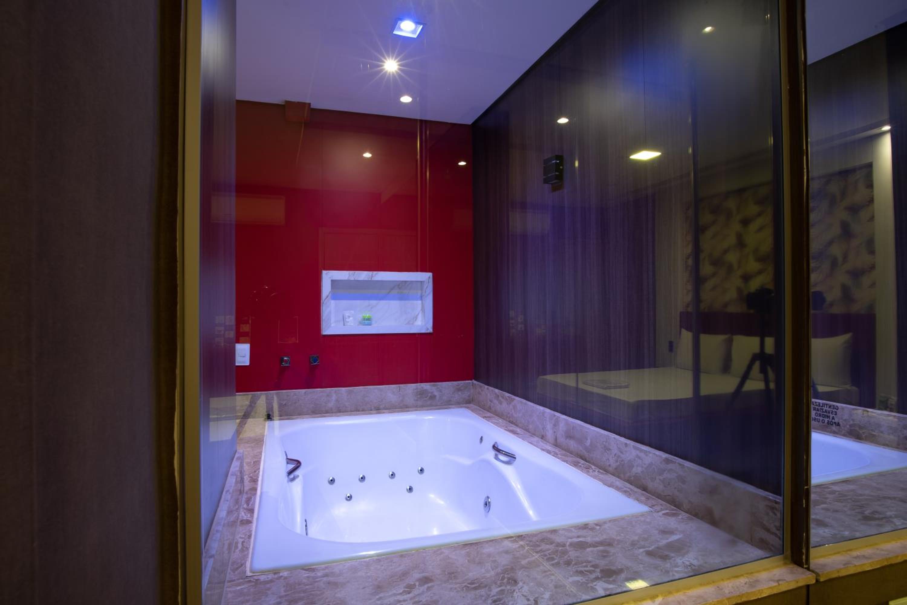 Deluxe Suite with Spa Bath - Photo 42