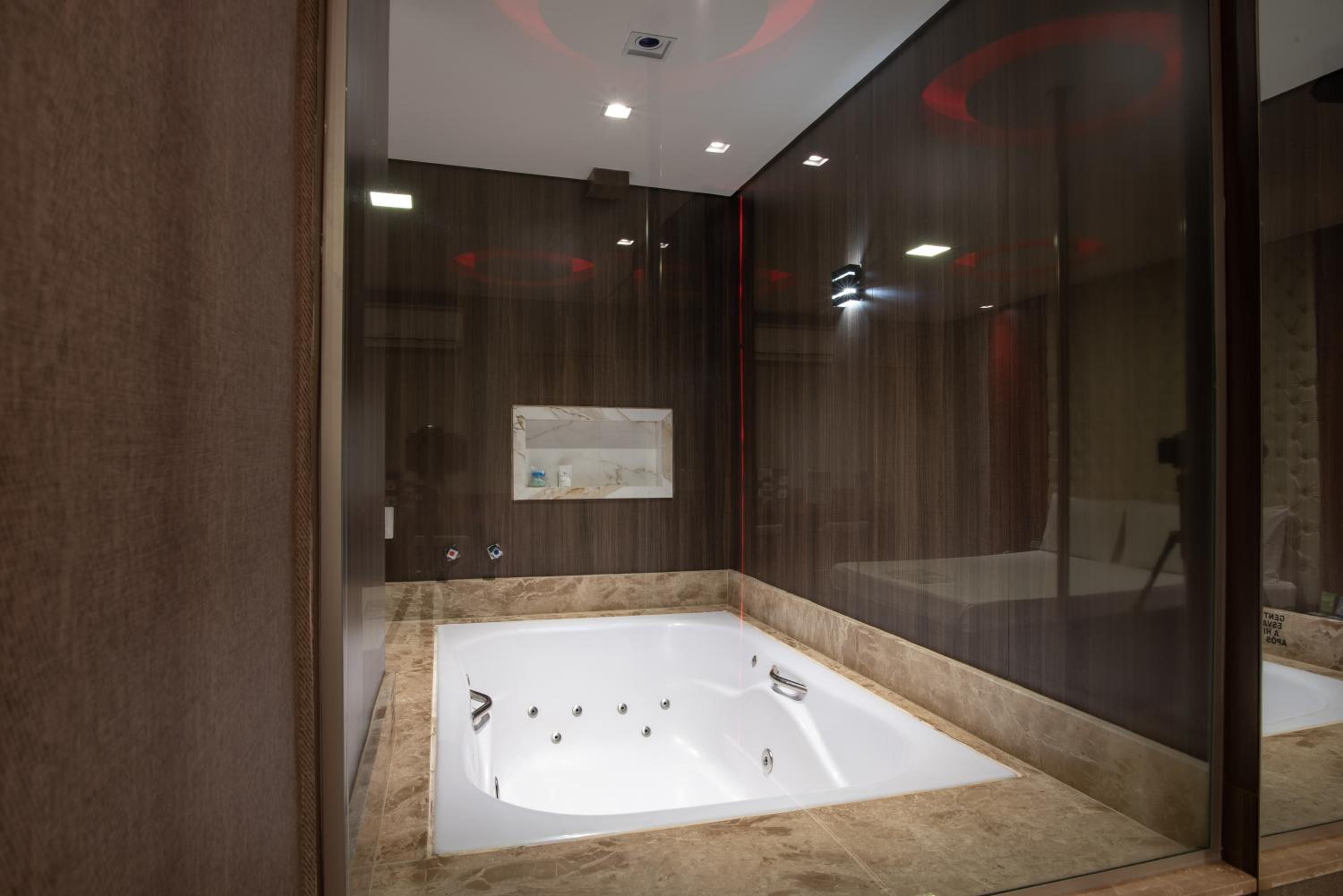 Deluxe Suite with Spa Bath - Photo 40