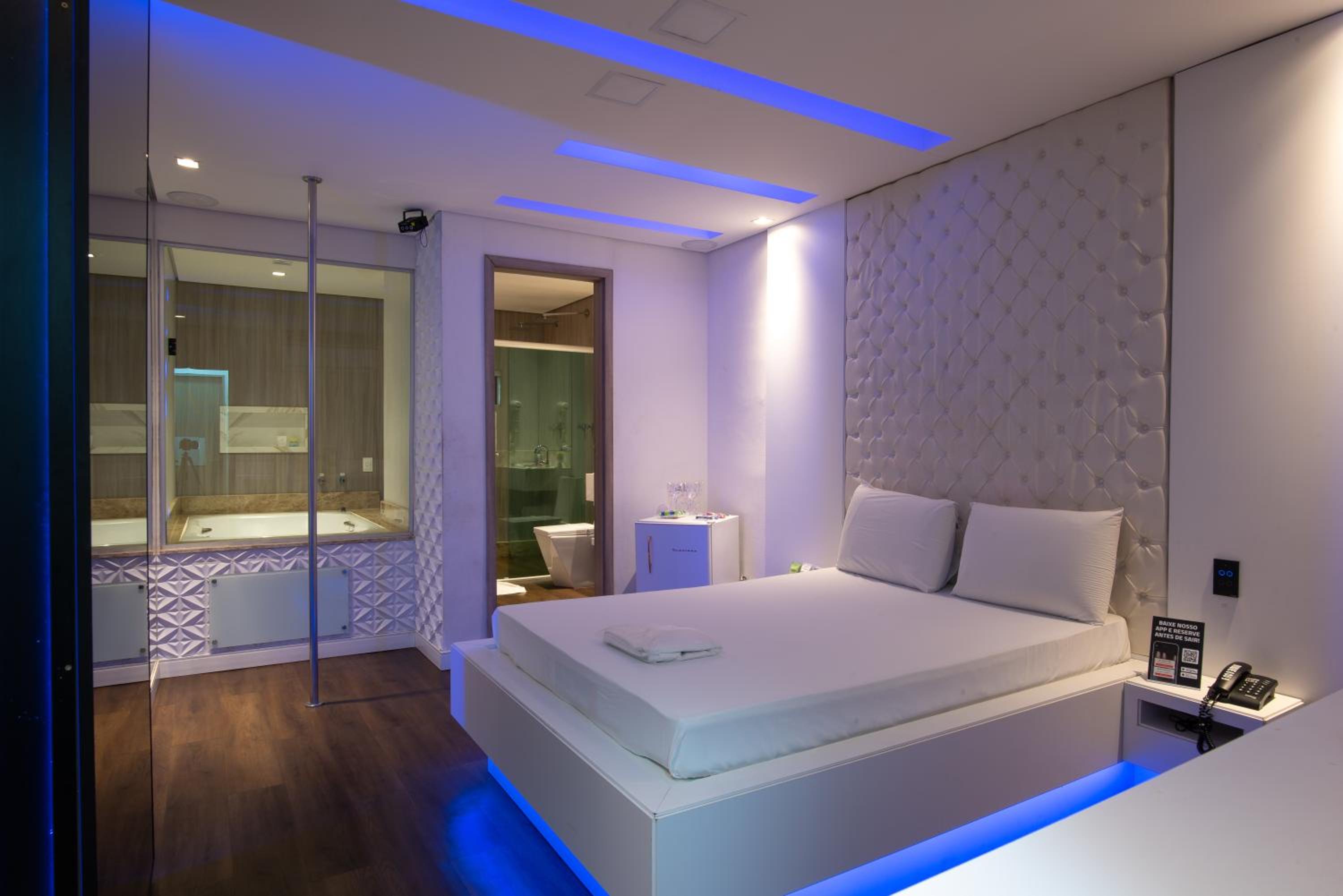Deluxe Suite with Spa Bath - Photo 26