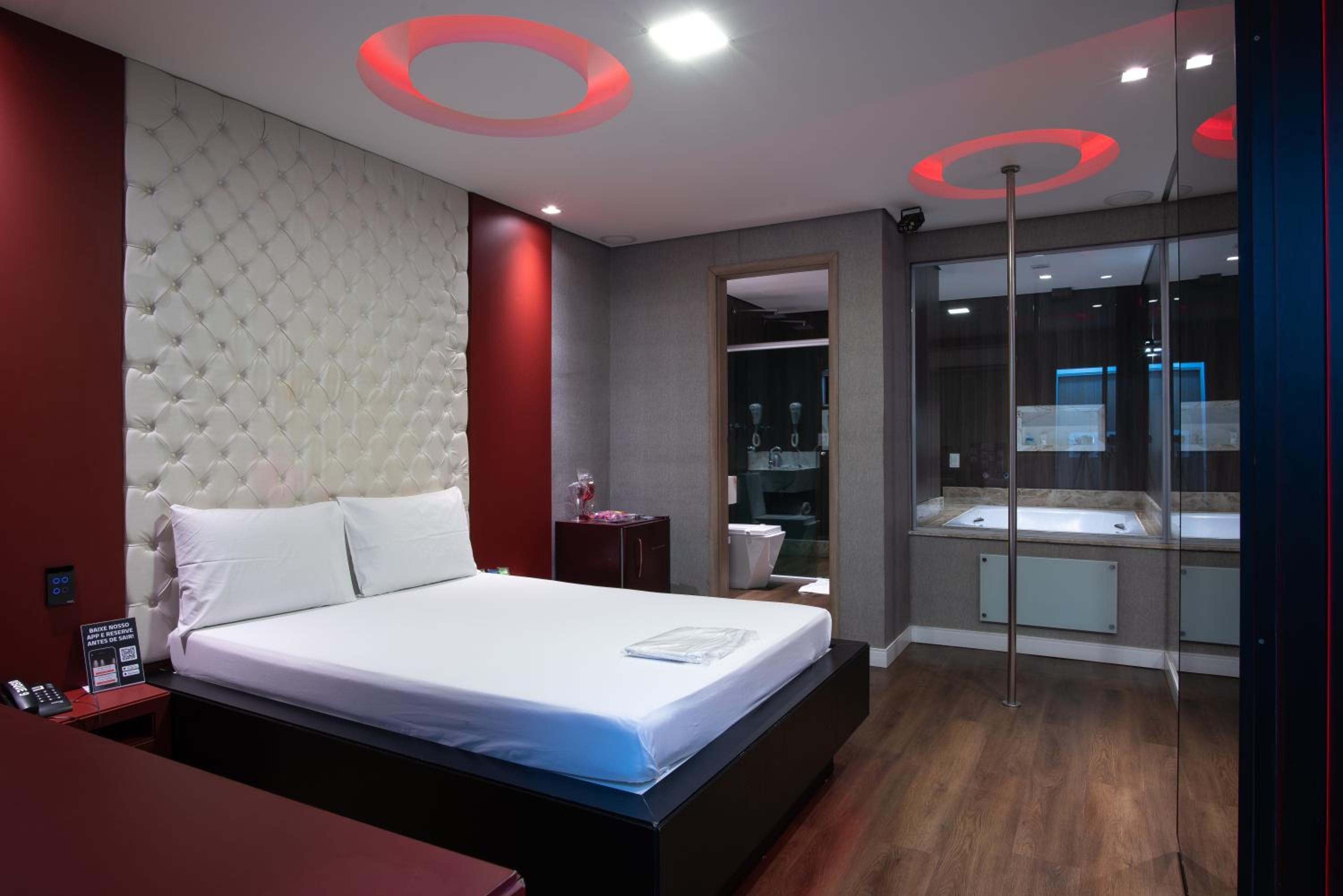 Deluxe Suite with Spa Bath - Photo 24