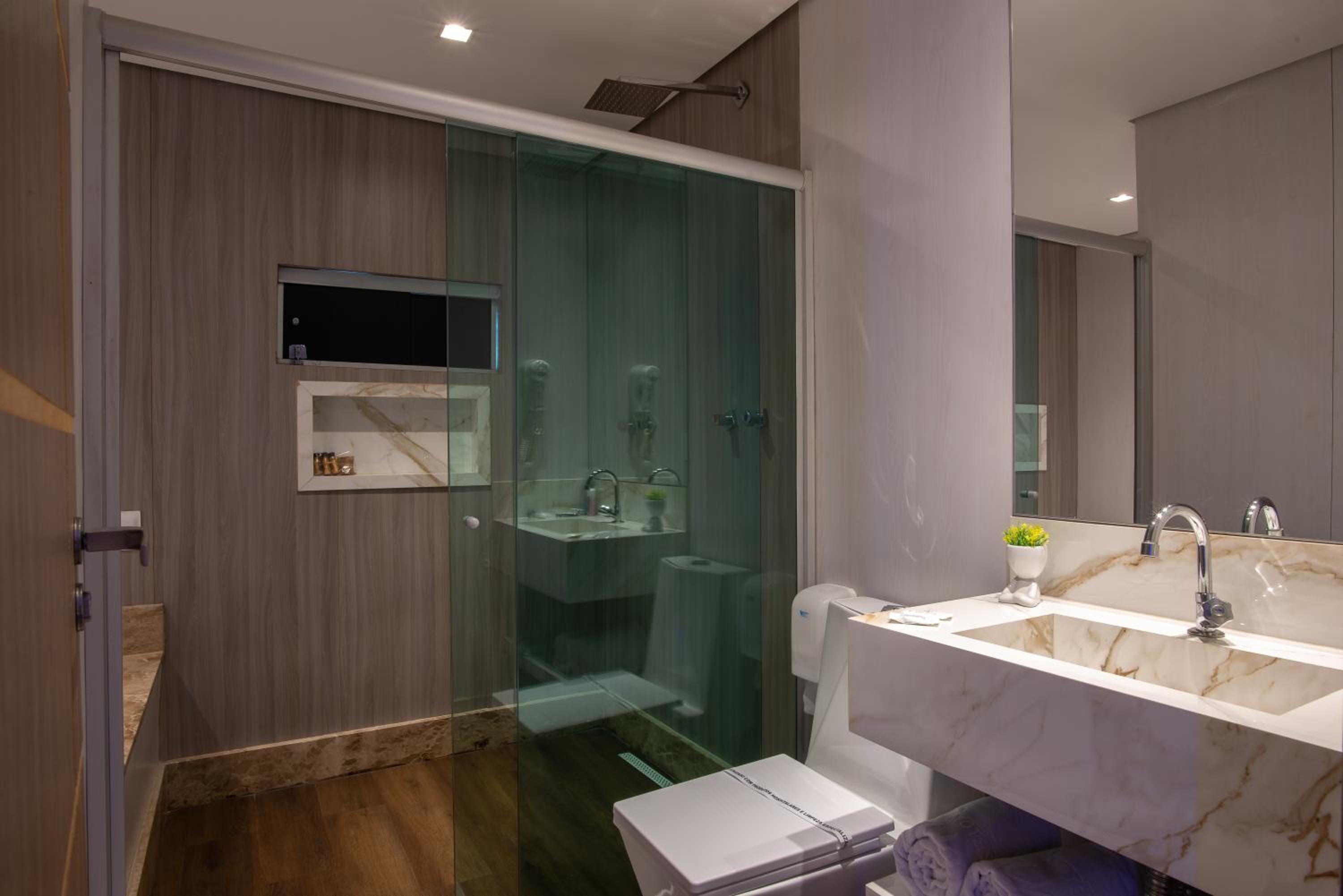 Deluxe Suite with Spa Bath - Photo 22