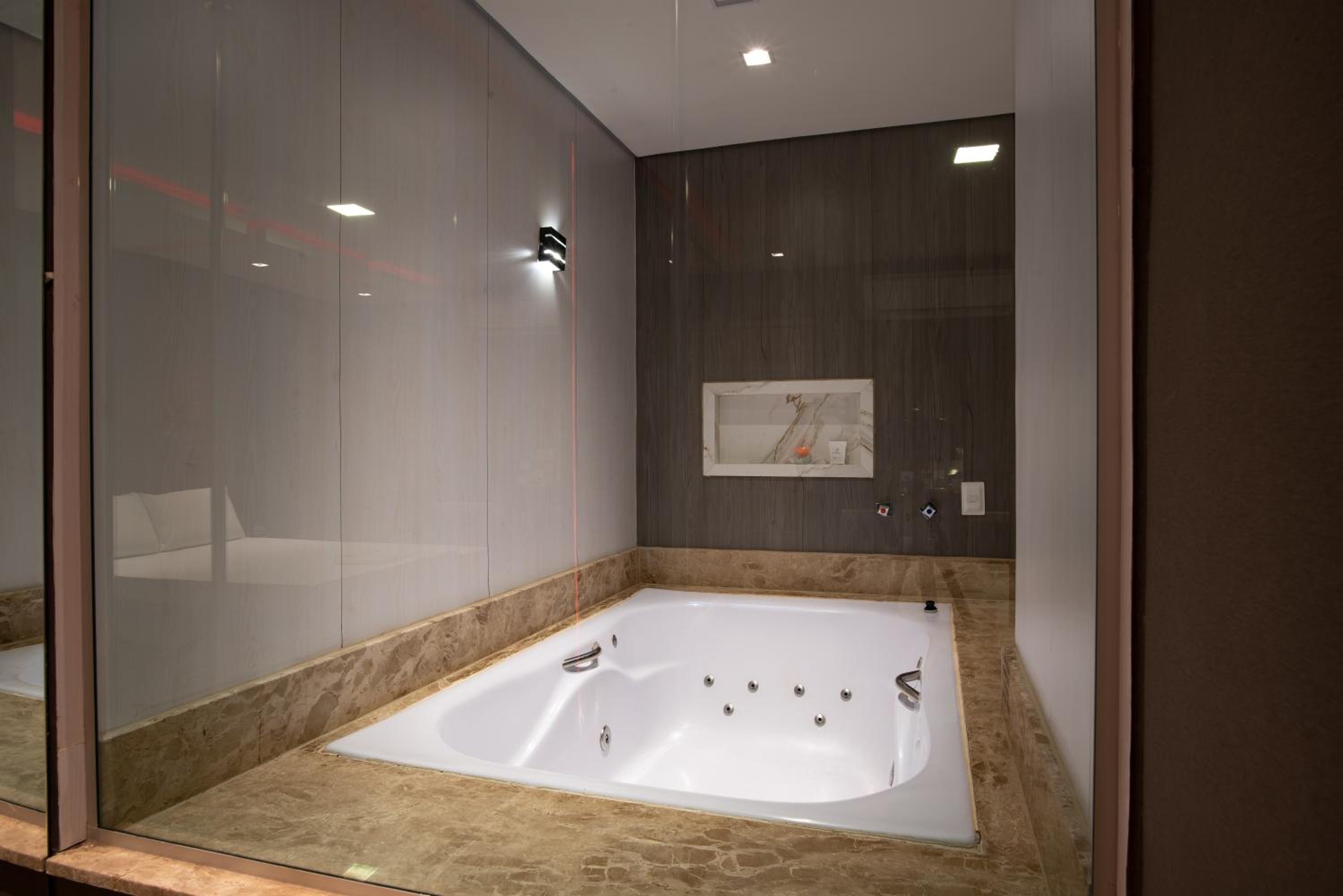 Deluxe Suite with Spa Bath - Photo 21