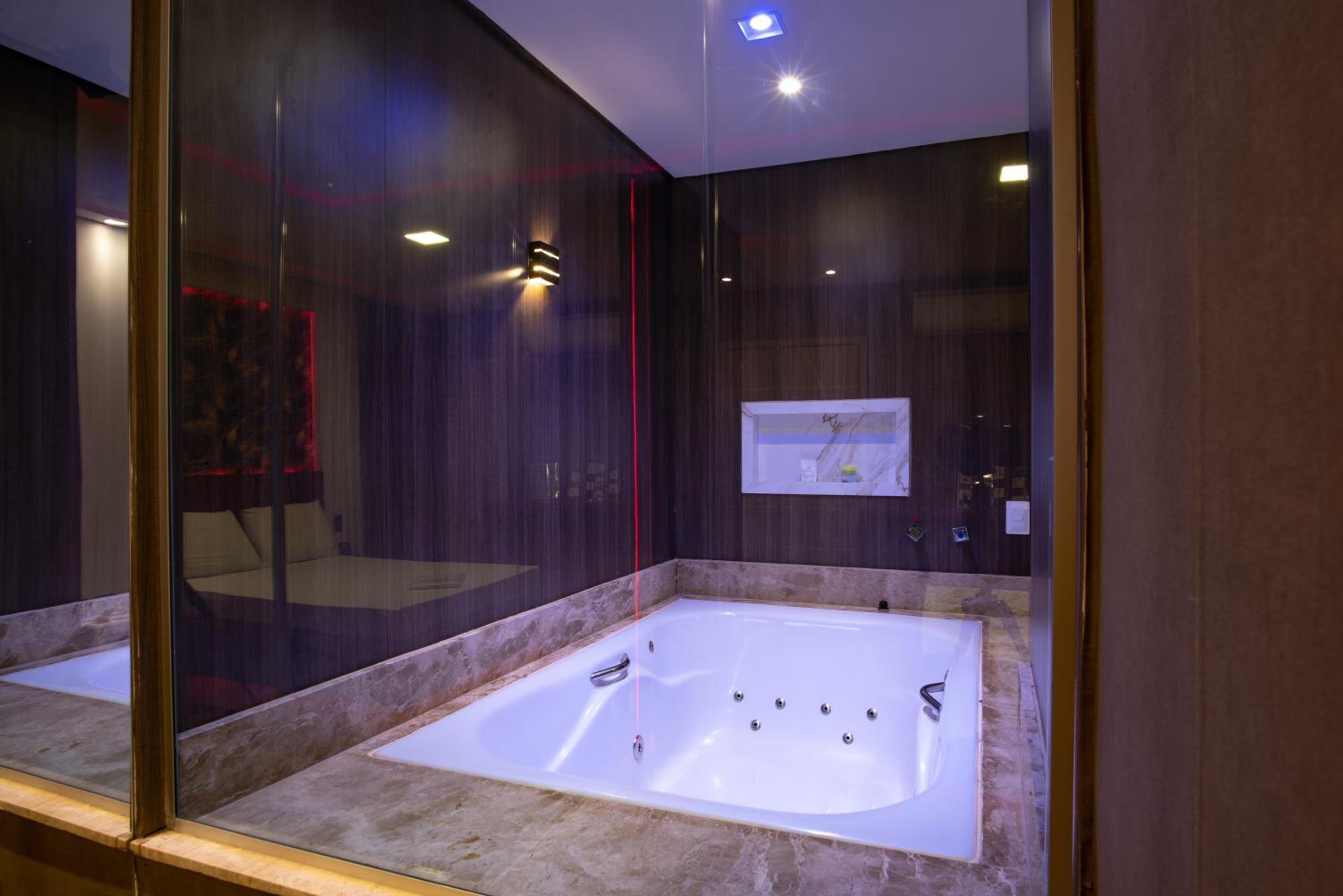 Deluxe Suite with Spa Bath - Photo 20