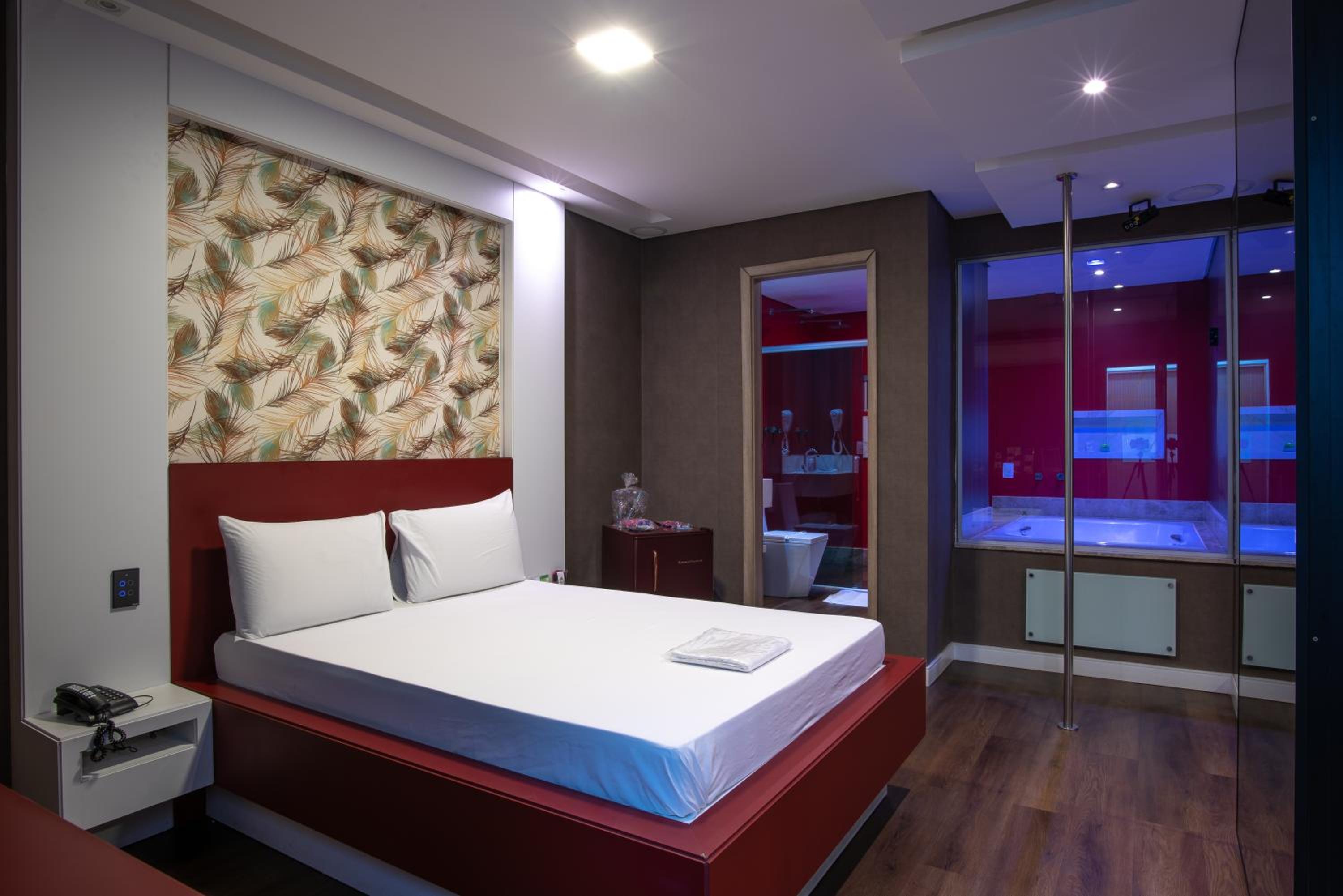 Deluxe Suite with Spa Bath - Photo 17