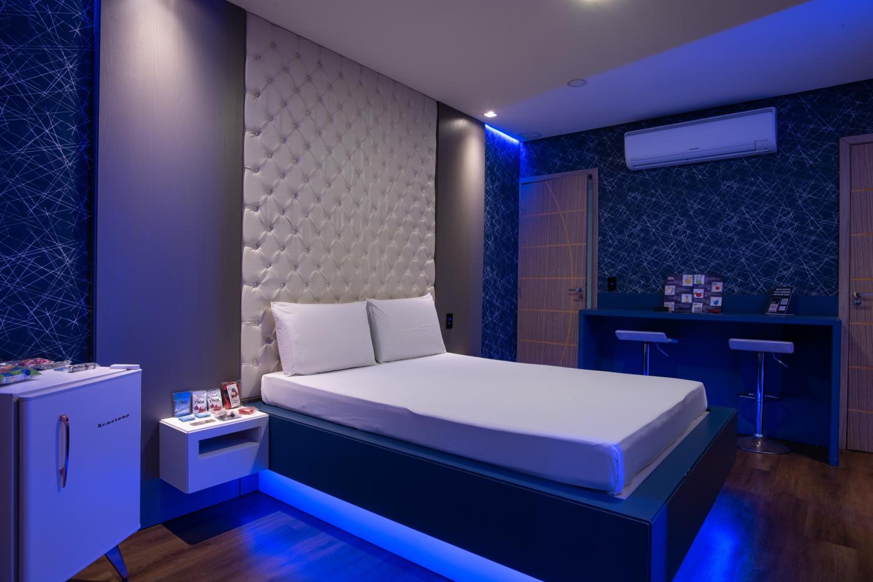Deluxe Suite with Spa Bath - Photo 16