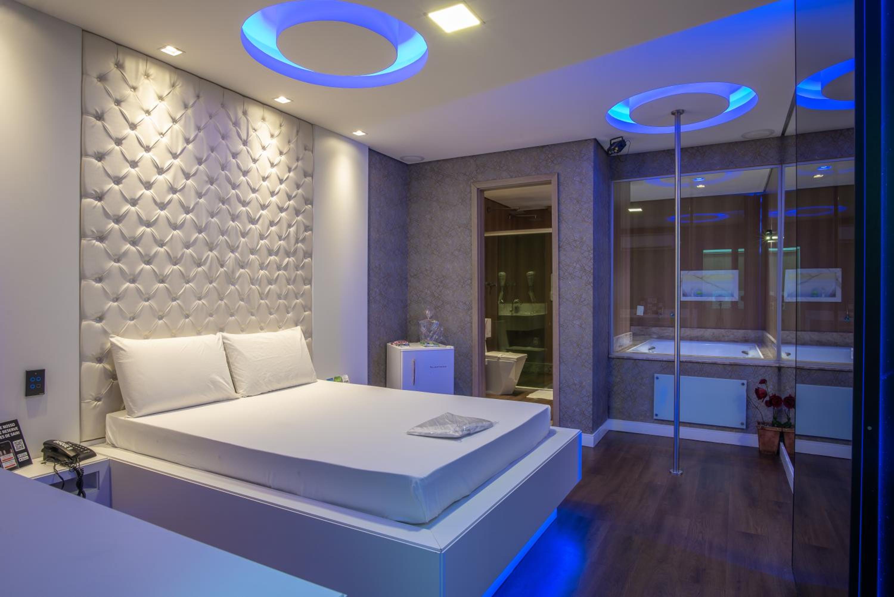 Deluxe Suite with Spa Bath - Photo 36