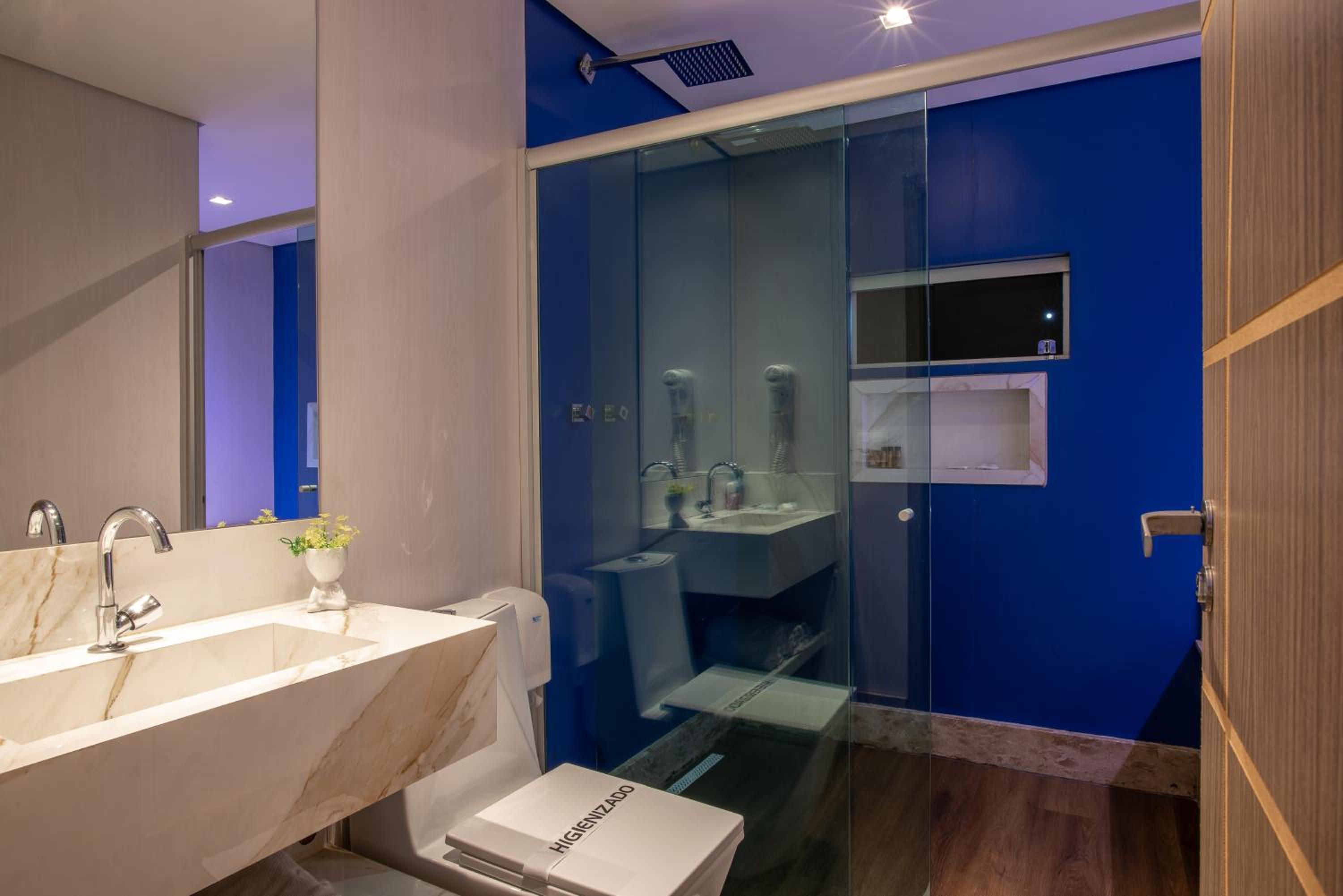 Deluxe Suite with Spa Bath - Photo 14