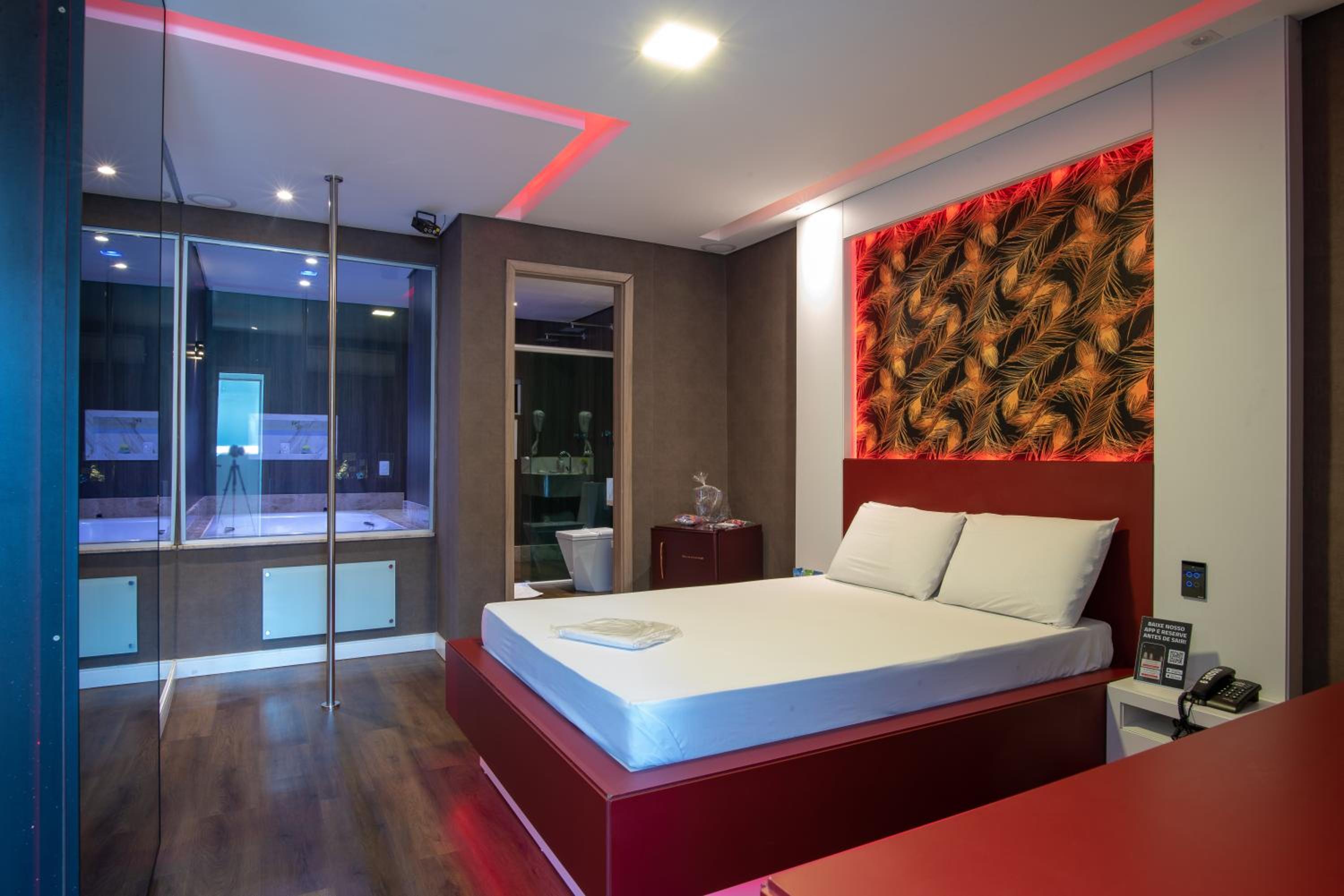 Deluxe Suite with Spa Bath - Photo 13