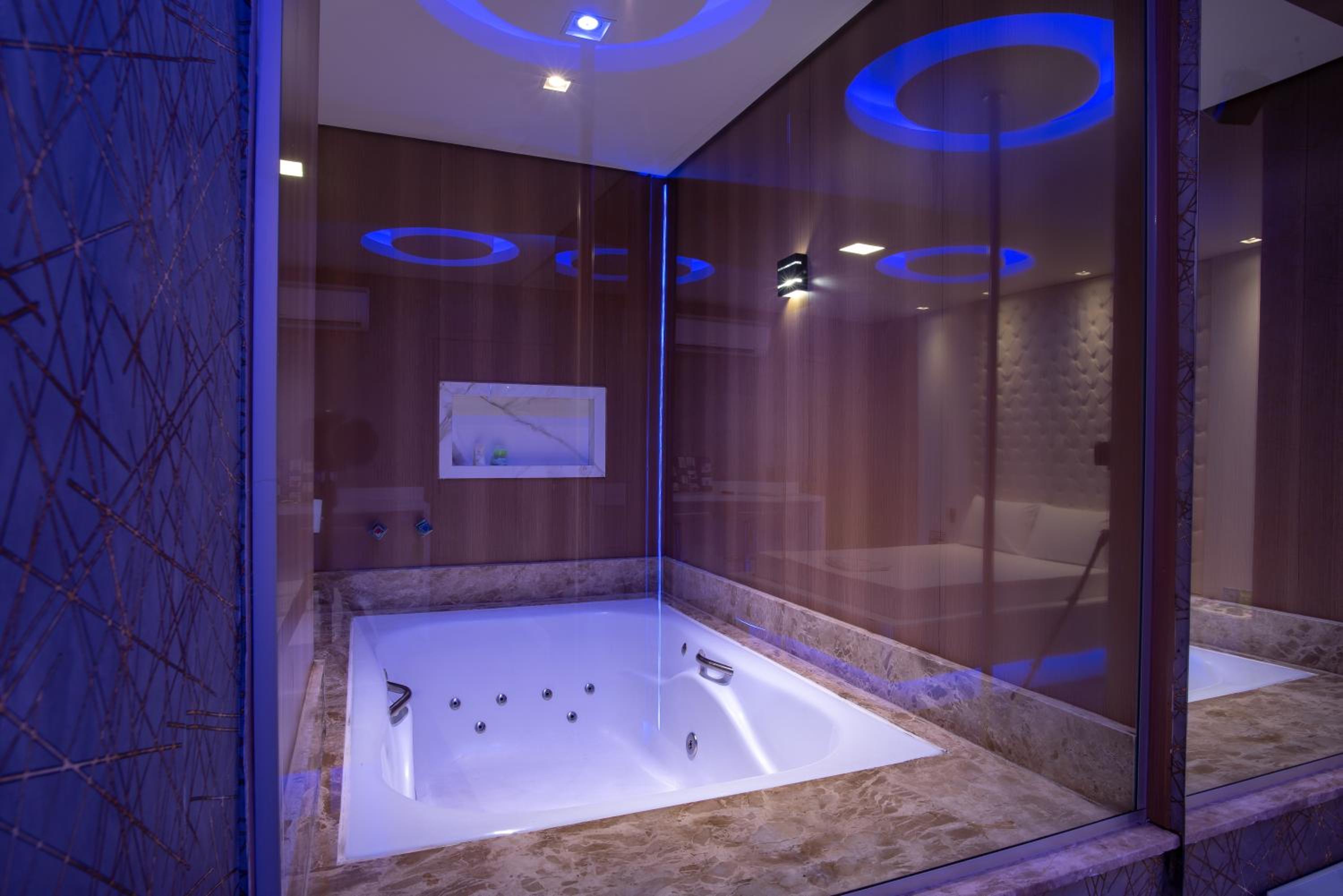 Deluxe Suite with Spa Bath - Photo 35