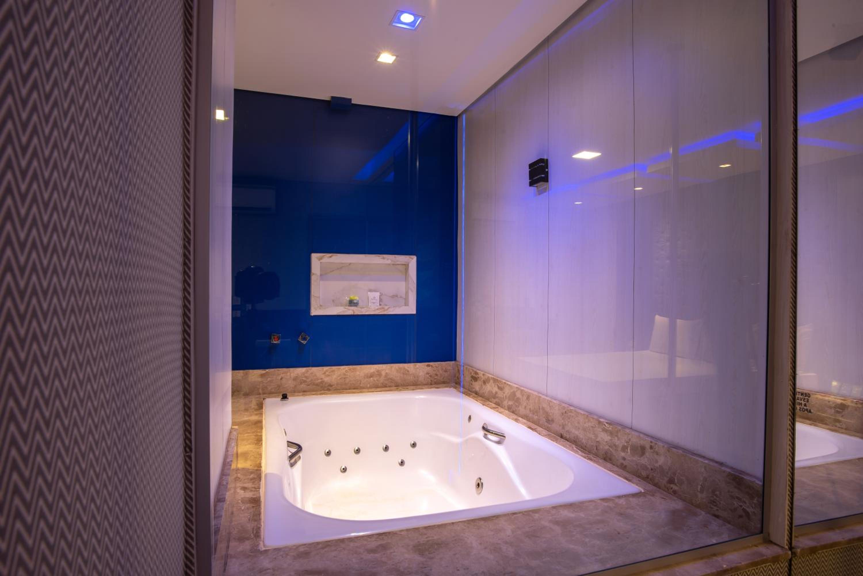 Deluxe Suite with Spa Bath - Photo 33