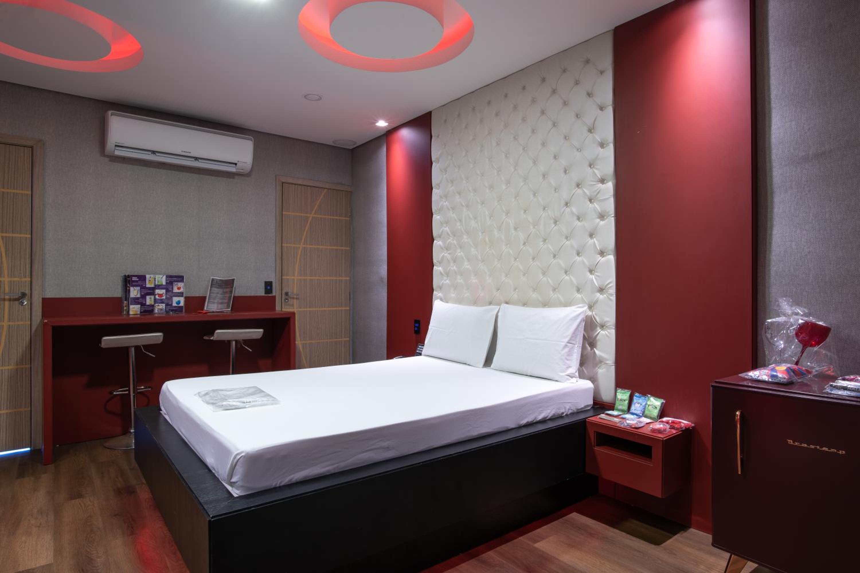 Deluxe Suite with Spa Bath - Photo 34