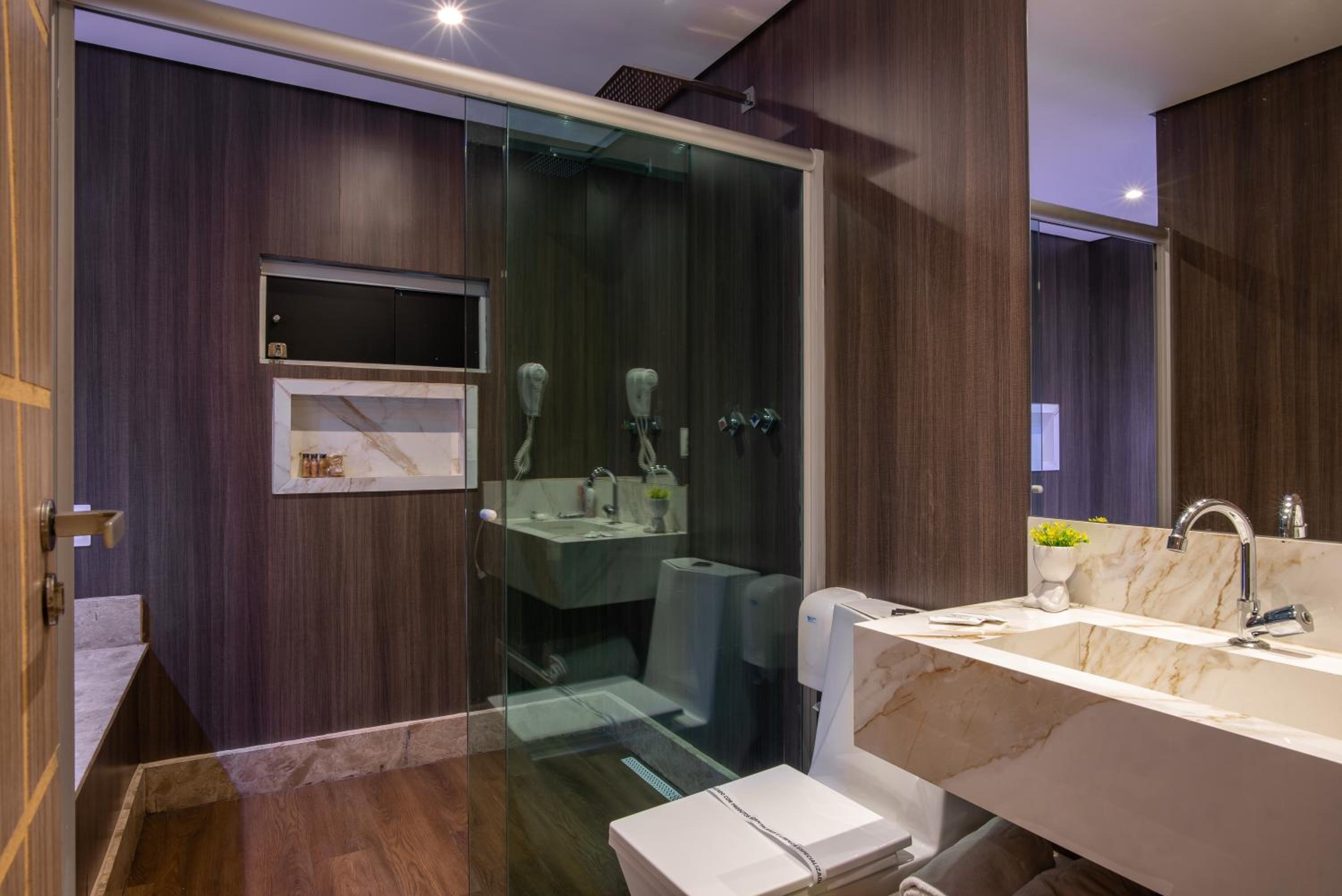 Deluxe Suite with Spa Bath - Photo 12