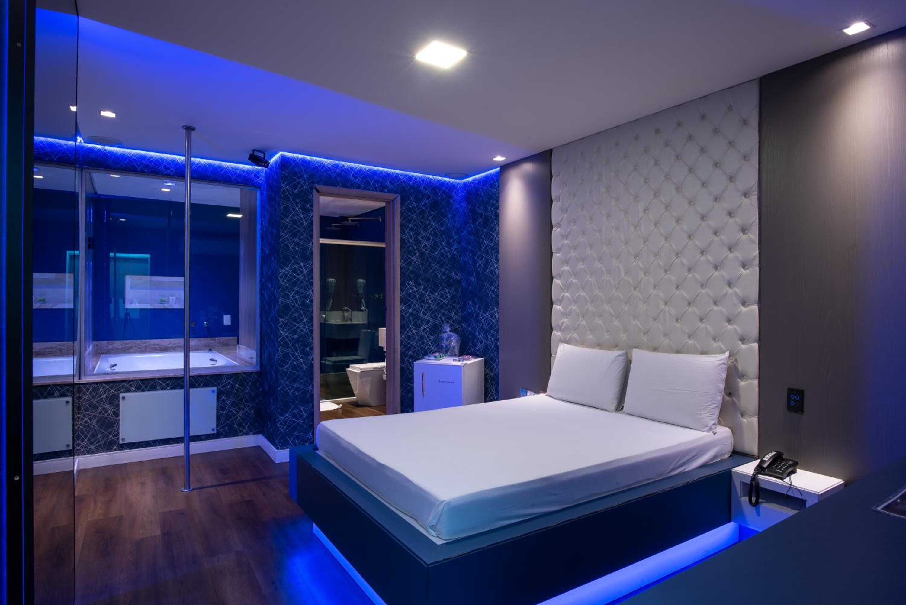Deluxe Suite with Spa Bath - Photo 28