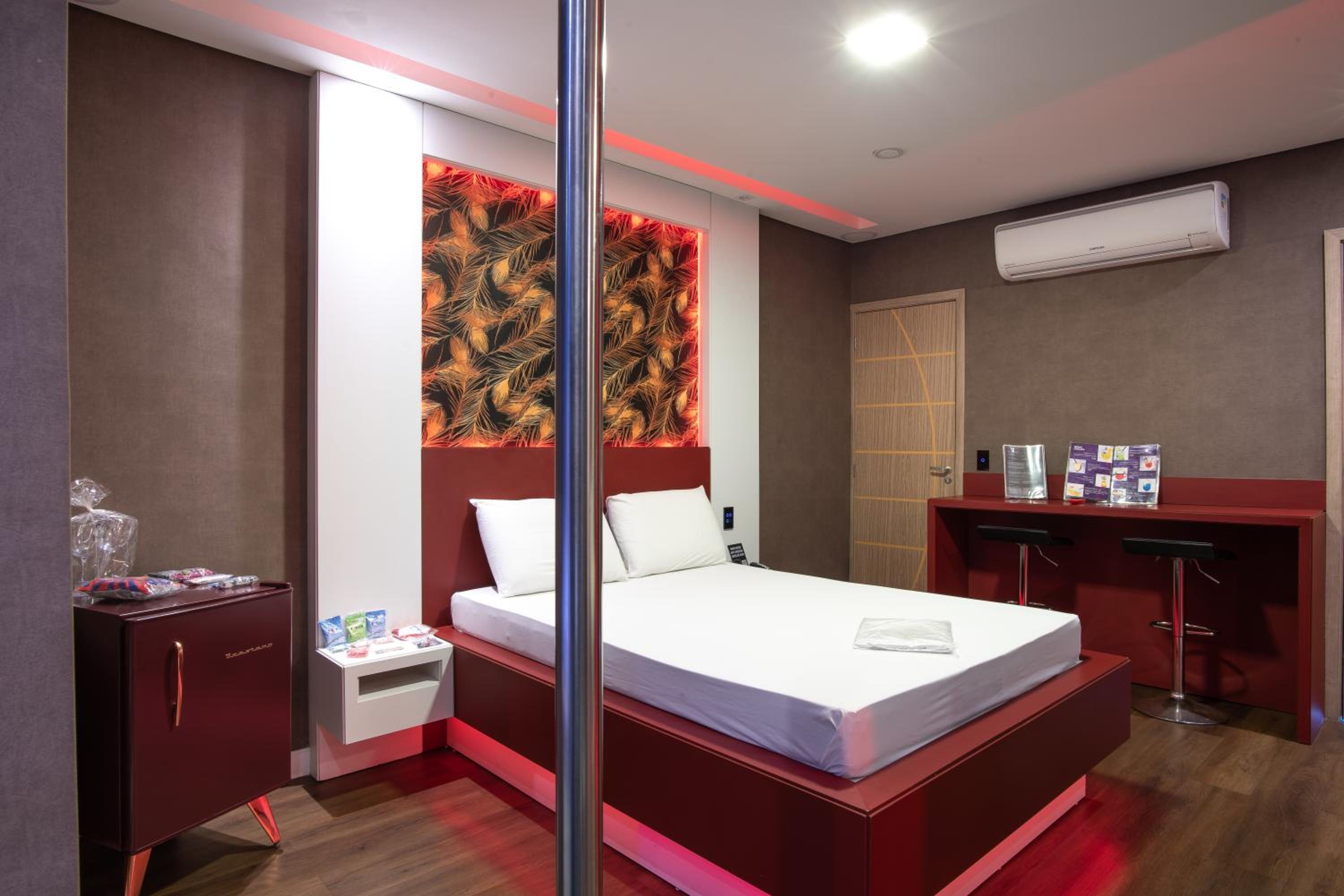 Deluxe Suite with Spa Bath - Photo 29