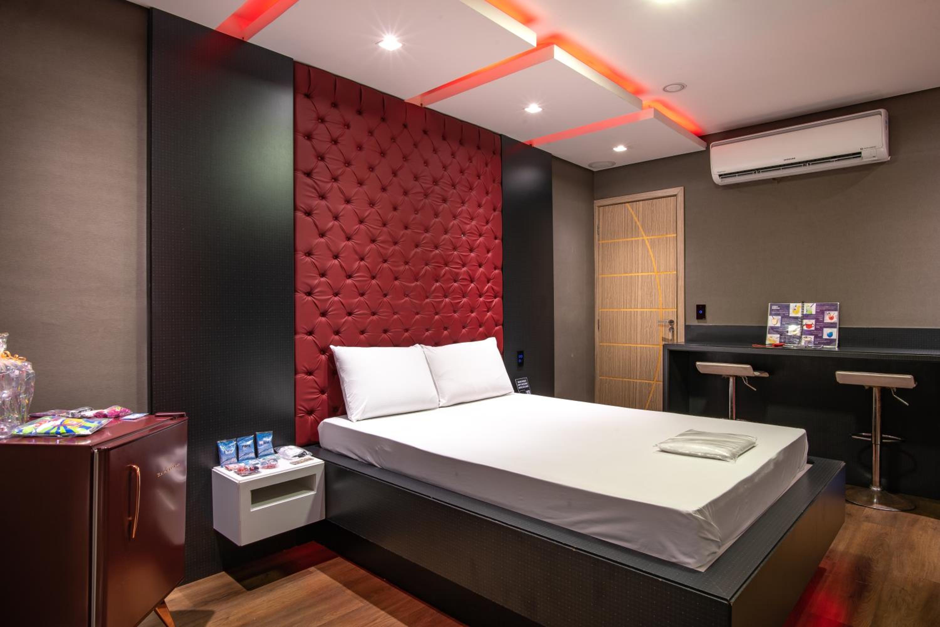 Deluxe Suite with Spa Bath - Photo 11