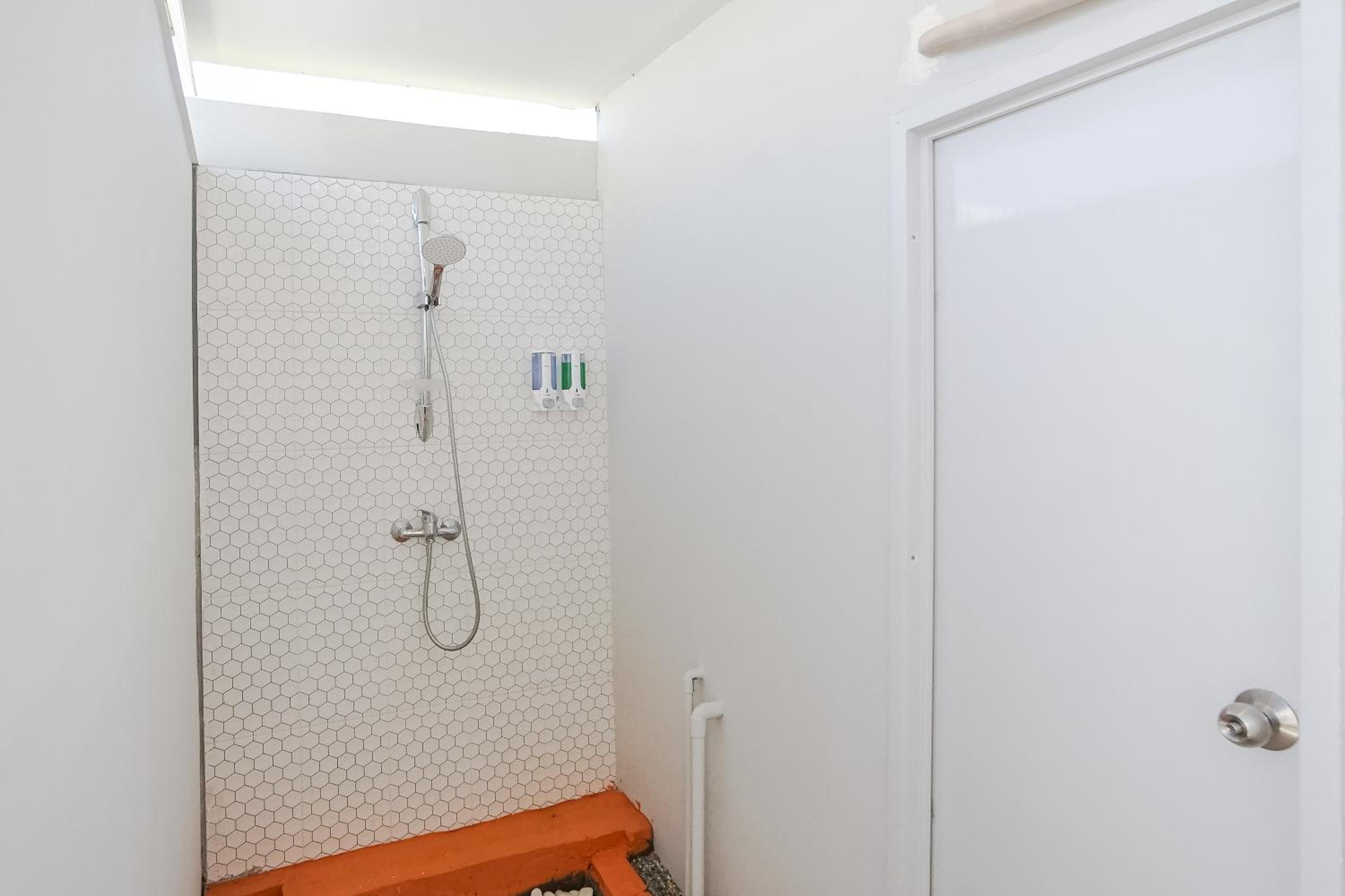 Deluxe Double Room with Shower - Photo 8
