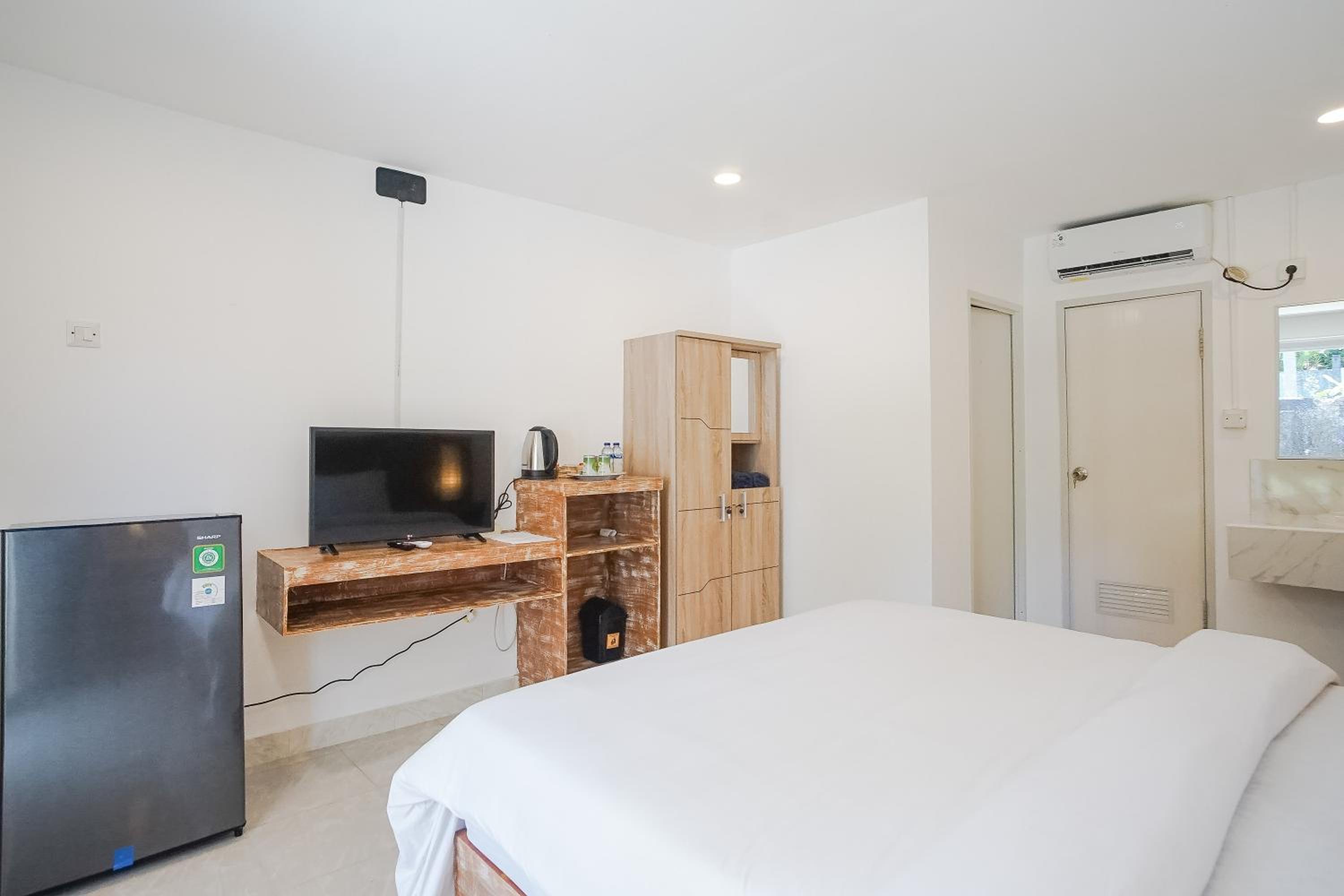 Deluxe Double Room with Shower - Photo 15