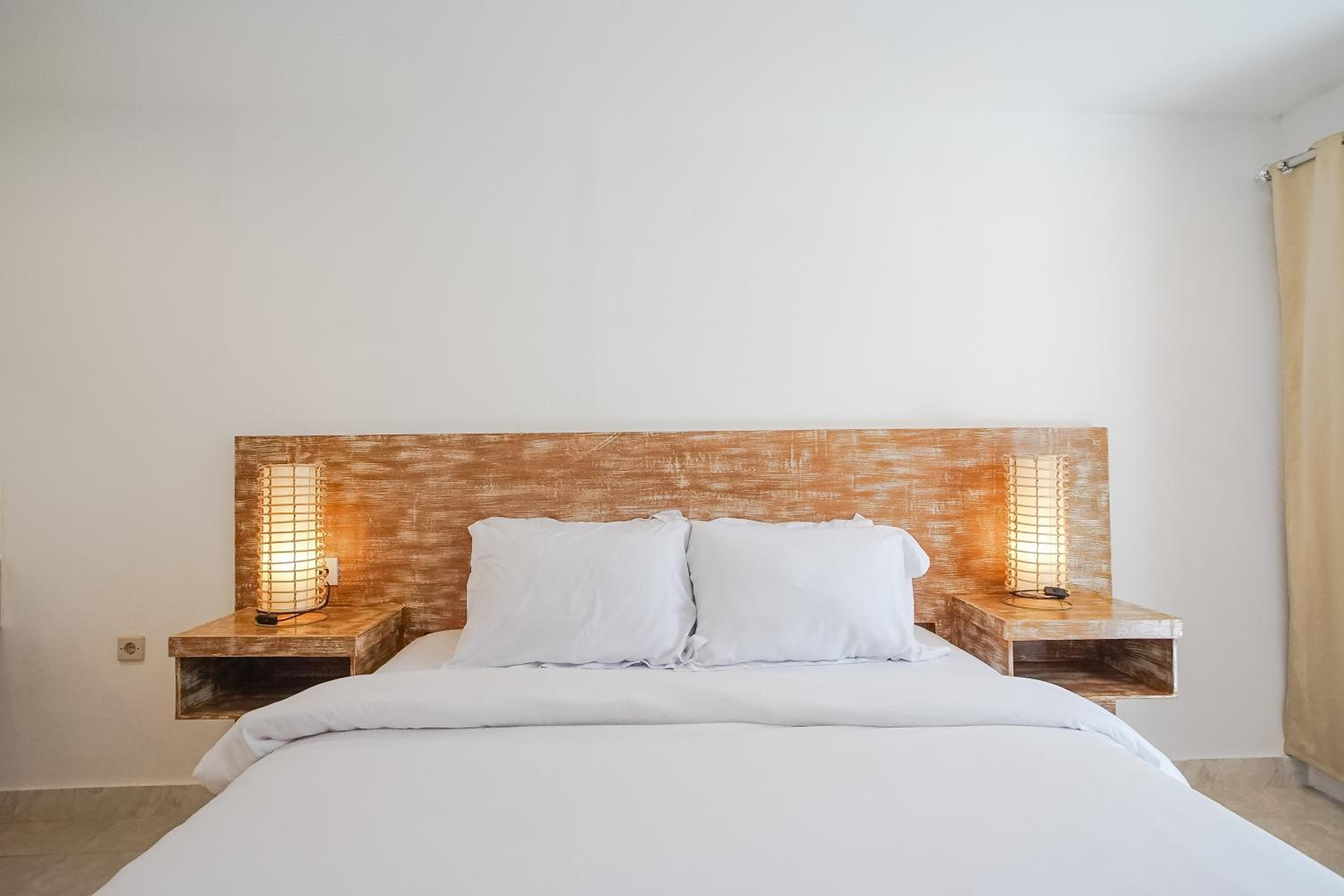 Deluxe Double Room with Shower - Photo 14