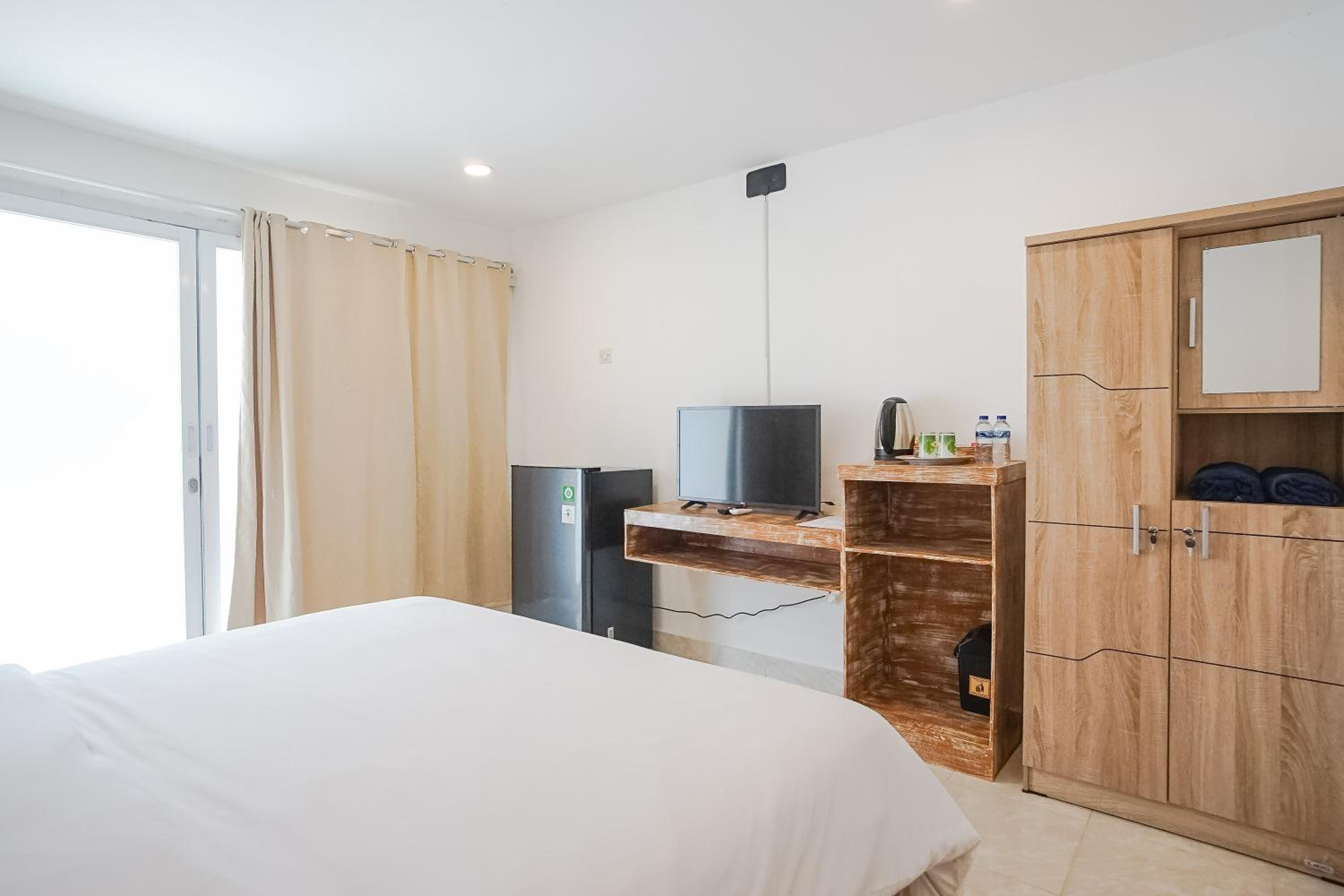Deluxe Double Room with Shower - Photo 13